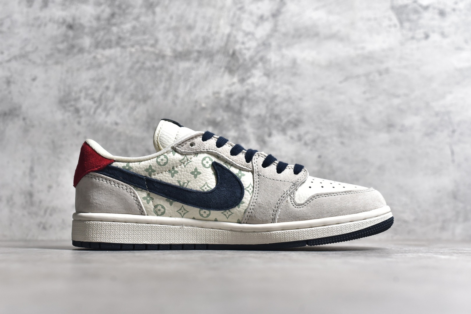 图片[3]-#特价 ️ravis Scott x NK Air Jordan 1 Low x Louis Vuitton 米棕 Air Jordan 1 Low 反转米棕倒钩 性价比天花板 全鞋采用原装头层皮，用料扎实 精雕细琢 鞋型极致还原 飞翼3D打印改良 深度立体 四线中底拉帮皮料选材 钢印 背胶一应俱全 全新批次 原装原模大底全鞋原厂定制皮料，手感细腻正确折边工艺 完美细节诠释 货号：LX1988 100 尺码：36 36.5 37.5 38 38.5 39 40 40.5 41 42 42.5 43 44 44.5 45 46-选品中心
