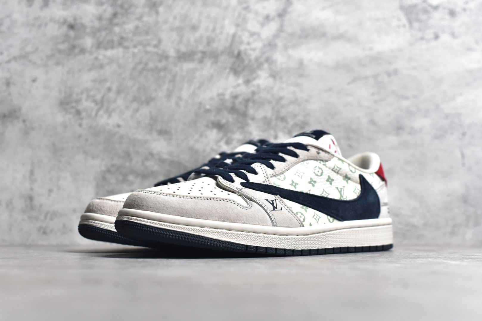 图片[2]-#特价 ️ravis Scott x NK Air Jordan 1 Low x Louis Vuitton 米棕 Air Jordan 1 Low 反转米棕倒钩 性价比天花板 全鞋采用原装头层皮，用料扎实 精雕细琢 鞋型极致还原 飞翼3D打印改良 深度立体 四线中底拉帮皮料选材 钢印 背胶一应俱全 全新批次 原装原模大底全鞋原厂定制皮料，手感细腻正确折边工艺 完美细节诠释 货号：LX1988 100 尺码：36 36.5 37.5 38 38.5 39 40 40.5 41 42 42.5 43 44 44.5 45 46-选品中心