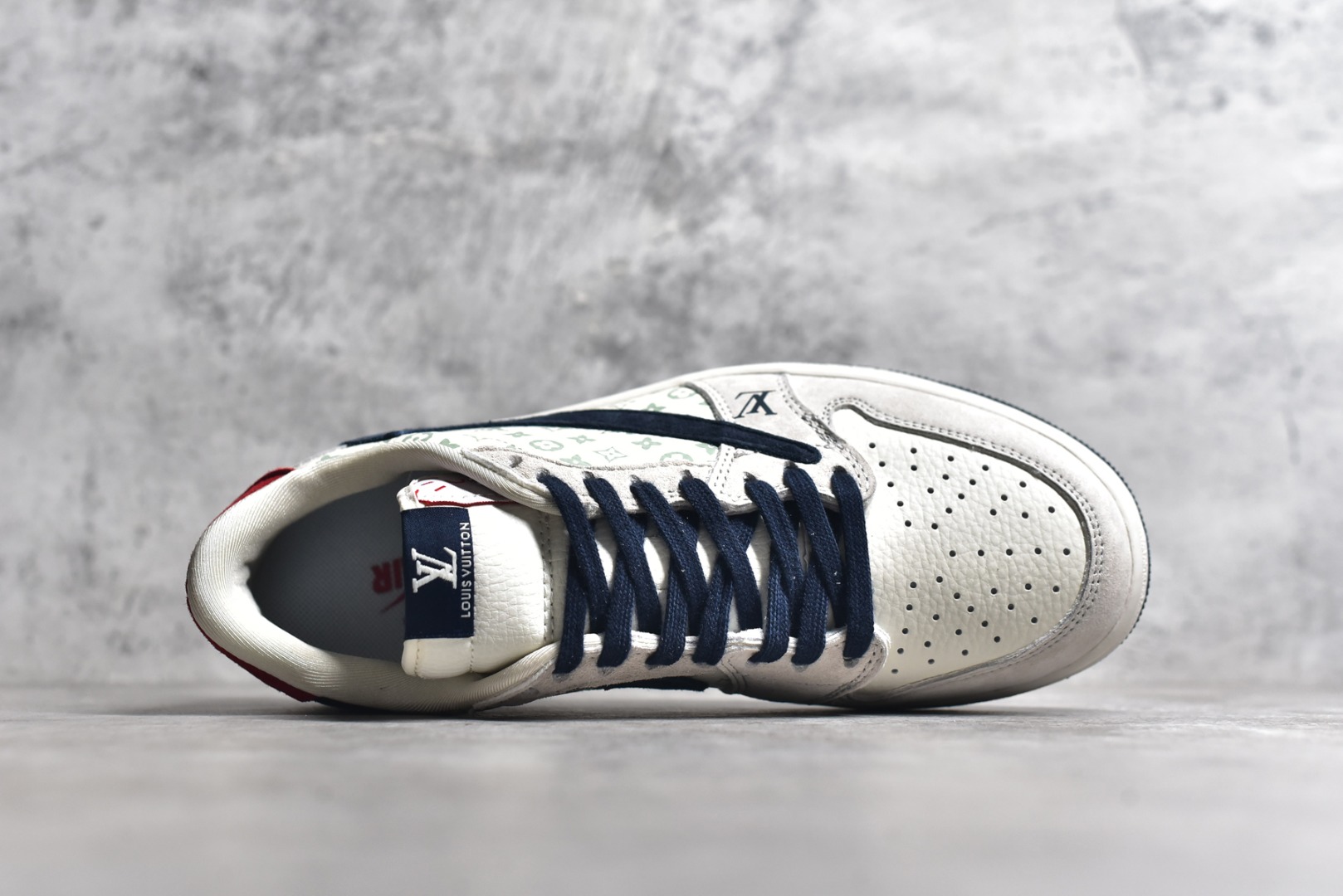 图片[4]-#特价 ️ravis Scott x NK Air Jordan 1 Low x Louis Vuitton 米棕 Air Jordan 1 Low 反转米棕倒钩 性价比天花板 全鞋采用原装头层皮，用料扎实 精雕细琢 鞋型极致还原 飞翼3D打印改良 深度立体 四线中底拉帮皮料选材 钢印 背胶一应俱全 全新批次 原装原模大底全鞋原厂定制皮料，手感细腻正确折边工艺 完美细节诠释 货号：LX1988 100 尺码：36 36.5 37.5 38 38.5 39 40 40.5 41 42 42.5 43 44 44.5 45 46-选品中心