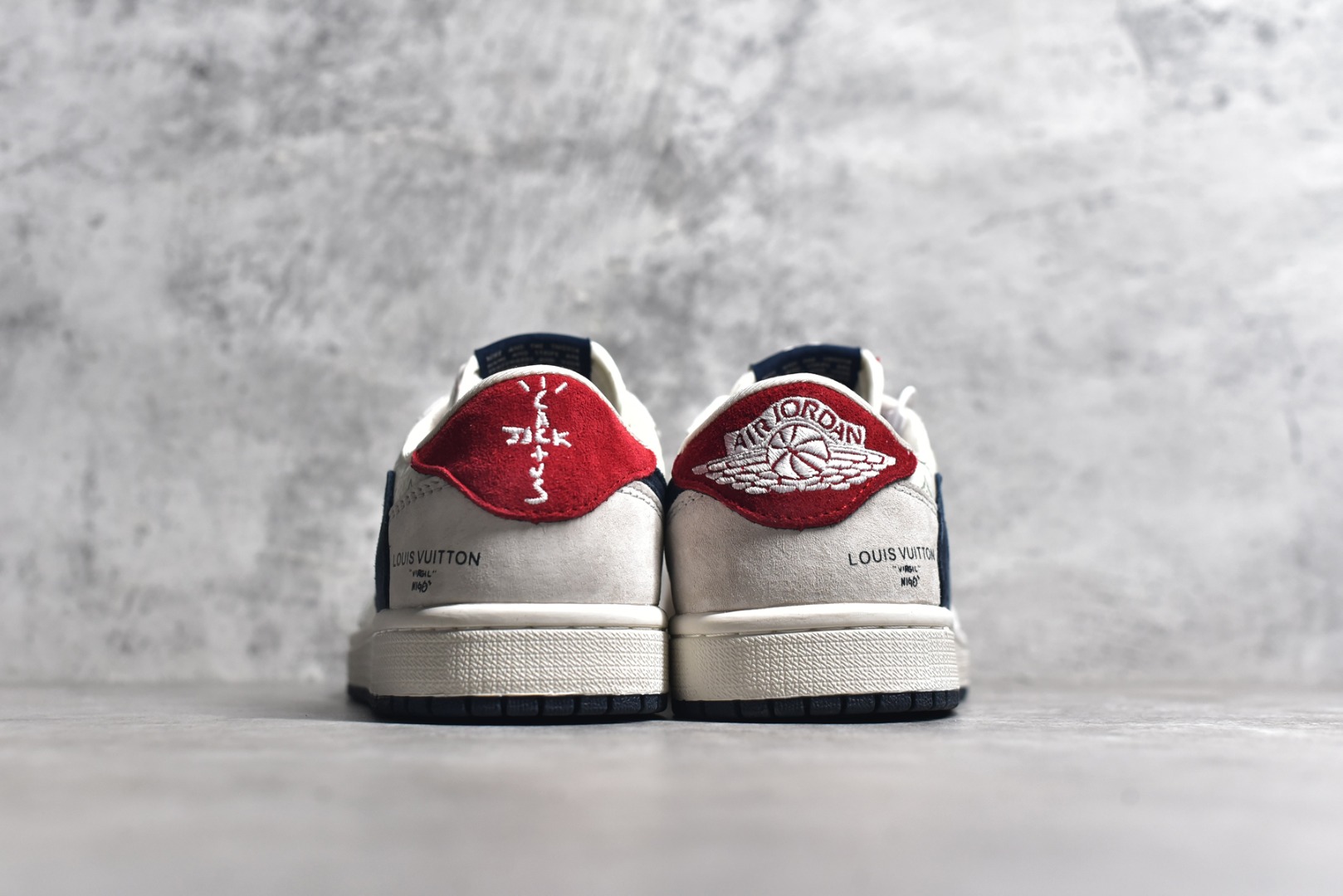 图片[5]-#特价 ️ravis Scott x NK Air Jordan 1 Low x Louis Vuitton 米棕 Air Jordan 1 Low 反转米棕倒钩 性价比天花板 全鞋采用原装头层皮，用料扎实 精雕细琢 鞋型极致还原 飞翼3D打印改良 深度立体 四线中底拉帮皮料选材 钢印 背胶一应俱全 全新批次 原装原模大底全鞋原厂定制皮料，手感细腻正确折边工艺 完美细节诠释 货号：LX1988 100 尺码：36 36.5 37.5 38 38.5 39 40 40.5 41 42 42.5 43 44 44.5 45 46-选品中心