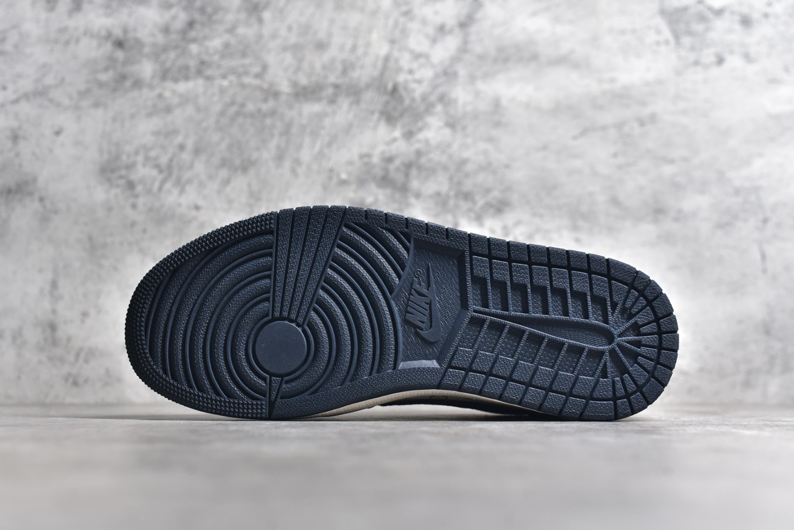 图片[6]-#特价 ️ravis Scott x NK Air Jordan 1 Low x Louis Vuitton 米棕 Air Jordan 1 Low 反转米棕倒钩 性价比天花板 全鞋采用原装头层皮，用料扎实 精雕细琢 鞋型极致还原 飞翼3D打印改良 深度立体 四线中底拉帮皮料选材 钢印 背胶一应俱全 全新批次 原装原模大底全鞋原厂定制皮料，手感细腻正确折边工艺 完美细节诠释 货号：LX1988 100 尺码：36 36.5 37.5 38 38.5 39 40 40.5 41 42 42.5 43 44 44.5 45 46-选品中心