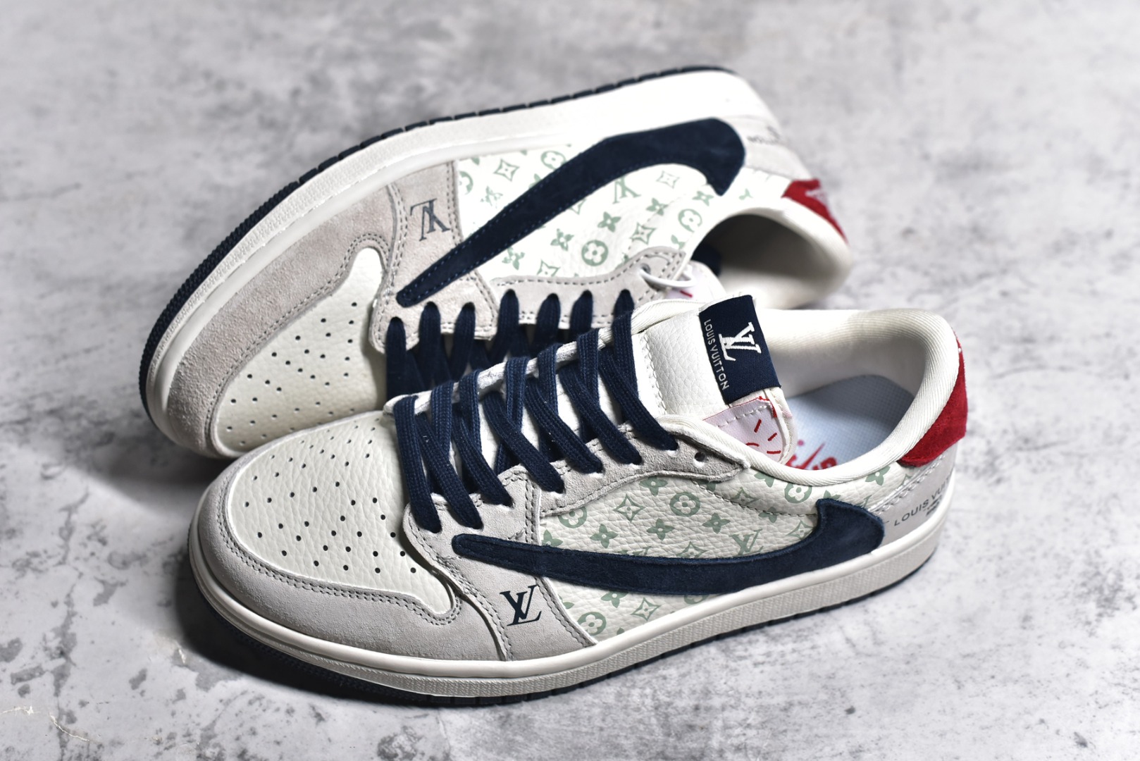 图片[7]-#特价 ️ravis Scott x NK Air Jordan 1 Low x Louis Vuitton 米棕 Air Jordan 1 Low 反转米棕倒钩 性价比天花板 全鞋采用原装头层皮，用料扎实 精雕细琢 鞋型极致还原 飞翼3D打印改良 深度立体 四线中底拉帮皮料选材 钢印 背胶一应俱全 全新批次 原装原模大底全鞋原厂定制皮料，手感细腻正确折边工艺 完美细节诠释 货号：LX1988 100 尺码：36 36.5 37.5 38 38.5 39 40 40.5 41 42 42.5 43 44 44.5 45 46-选品中心