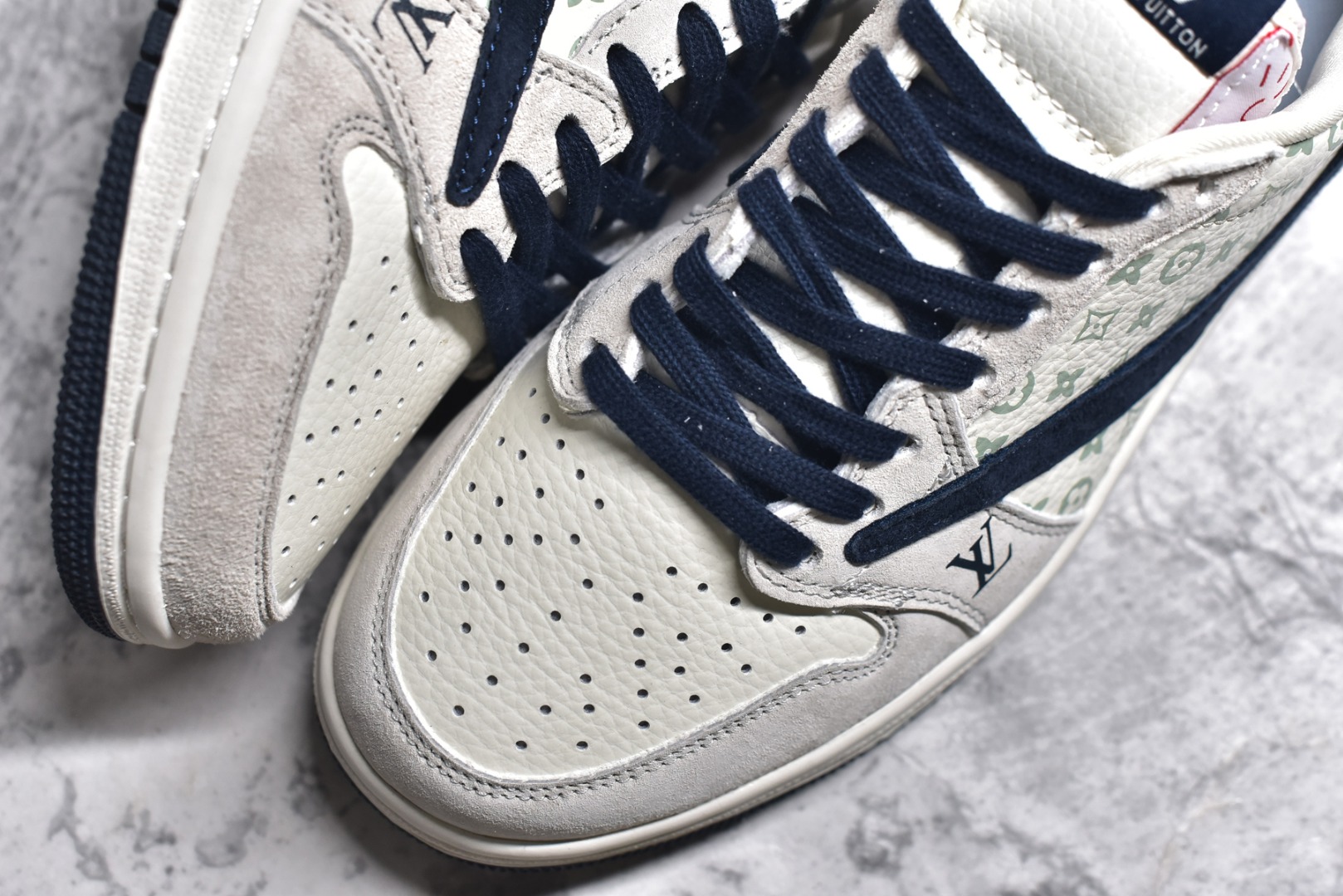 图片[8]-#特价 ️ravis Scott x NK Air Jordan 1 Low x Louis Vuitton 米棕 Air Jordan 1 Low 反转米棕倒钩 性价比天花板 全鞋采用原装头层皮，用料扎实 精雕细琢 鞋型极致还原 飞翼3D打印改良 深度立体 四线中底拉帮皮料选材 钢印 背胶一应俱全 全新批次 原装原模大底全鞋原厂定制皮料，手感细腻正确折边工艺 完美细节诠释 货号：LX1988 100 尺码：36 36.5 37.5 38 38.5 39 40 40.5 41 42 42.5 43 44 44.5 45 46-选品中心