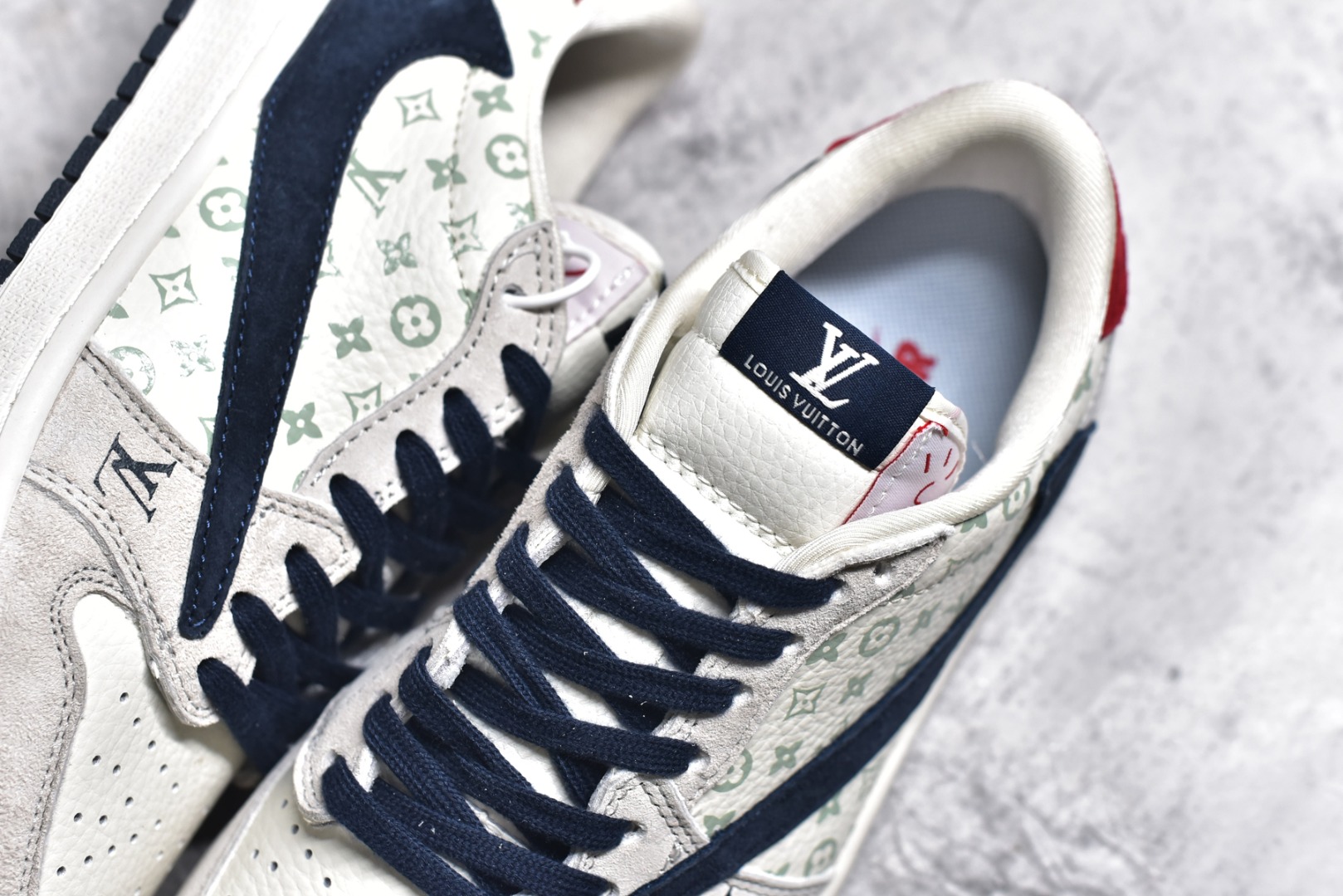 图片[9]-#特价 ️ravis Scott x NK Air Jordan 1 Low x Louis Vuitton 米棕 Air Jordan 1 Low 反转米棕倒钩 性价比天花板 全鞋采用原装头层皮，用料扎实 精雕细琢 鞋型极致还原 飞翼3D打印改良 深度立体 四线中底拉帮皮料选材 钢印 背胶一应俱全 全新批次 原装原模大底全鞋原厂定制皮料，手感细腻正确折边工艺 完美细节诠释 货号：LX1988 100 尺码：36 36.5 37.5 38 38.5 39 40 40.5 41 42 42.5 43 44 44.5 45 46-选品中心