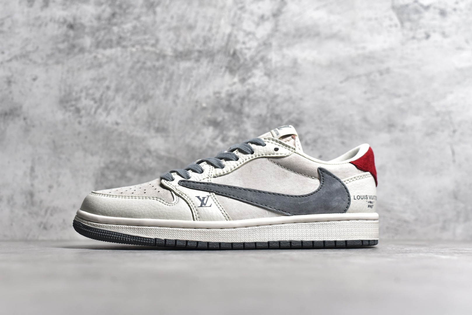 #特价 ️ravis Scott x NK Air Jordan 1 Low x Louis Vuitton 米棕 Air Jordan 1 Low 反转米棕倒钩 性价比天花板 全鞋采用原装头层皮，用料扎实 精雕细琢 鞋型极致还原 飞翼3D打印改良 深度立体 四线中底拉帮皮料选材 钢印 背胶一应俱全 全新批次 原装原模大底全鞋原厂定制皮料，手感细腻正确折边工艺 完美细节诠释 货号：LX1988 100 尺码：36 36.5 37.5 38 38.5 39 40 40.5 41 42 42.5 43 44 44.5 45 46-选品中心
