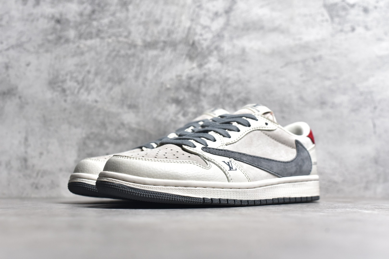 图片[2]-#特价 ️ravis Scott x NK Air Jordan 1 Low x Louis Vuitton 米棕 Air Jordan 1 Low 反转米棕倒钩 性价比天花板 全鞋采用原装头层皮，用料扎实 精雕细琢 鞋型极致还原 飞翼3D打印改良 深度立体 四线中底拉帮皮料选材 钢印 背胶一应俱全 全新批次 原装原模大底全鞋原厂定制皮料，手感细腻正确折边工艺 完美细节诠释 货号：LX1988 100 尺码：36 36.5 37.5 38 38.5 39 40 40.5 41 42 42.5 43 44 44.5 45 46-选品中心