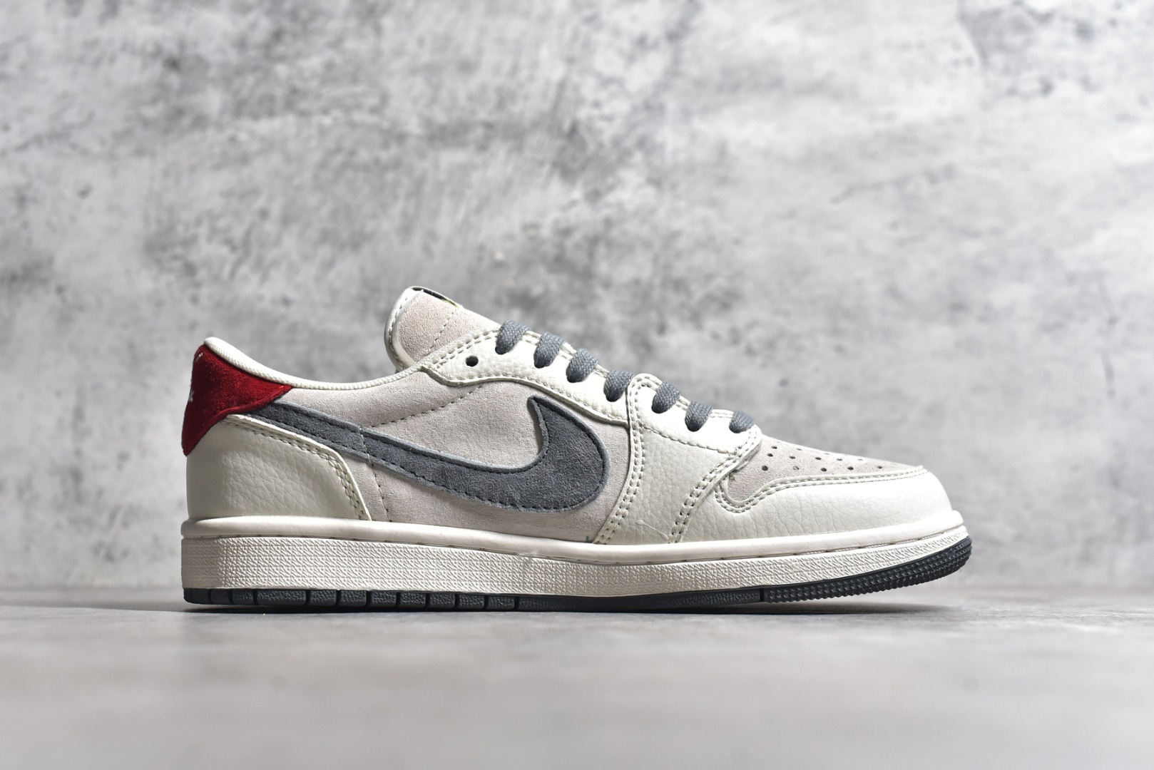 图片[3]-#特价 ️ravis Scott x NK Air Jordan 1 Low x Louis Vuitton 米棕 Air Jordan 1 Low 反转米棕倒钩 性价比天花板 全鞋采用原装头层皮，用料扎实 精雕细琢 鞋型极致还原 飞翼3D打印改良 深度立体 四线中底拉帮皮料选材 钢印 背胶一应俱全 全新批次 原装原模大底全鞋原厂定制皮料，手感细腻正确折边工艺 完美细节诠释 货号：LX1988 100 尺码：36 36.5 37.5 38 38.5 39 40 40.5 41 42 42.5 43 44 44.5 45 46-选品中心