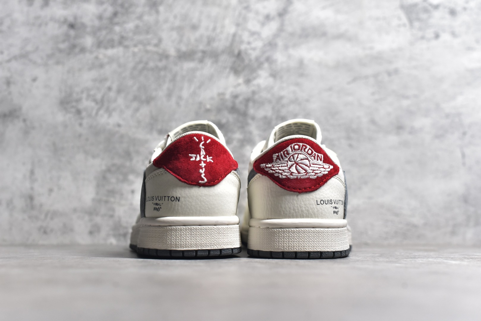 图片[5]-#特价 ️ravis Scott x NK Air Jordan 1 Low x Louis Vuitton 米棕 Air Jordan 1 Low 反转米棕倒钩 性价比天花板 全鞋采用原装头层皮，用料扎实 精雕细琢 鞋型极致还原 飞翼3D打印改良 深度立体 四线中底拉帮皮料选材 钢印 背胶一应俱全 全新批次 原装原模大底全鞋原厂定制皮料，手感细腻正确折边工艺 完美细节诠释 货号：LX1988 100 尺码：36 36.5 37.5 38 38.5 39 40 40.5 41 42 42.5 43 44 44.5 45 46-选品中心