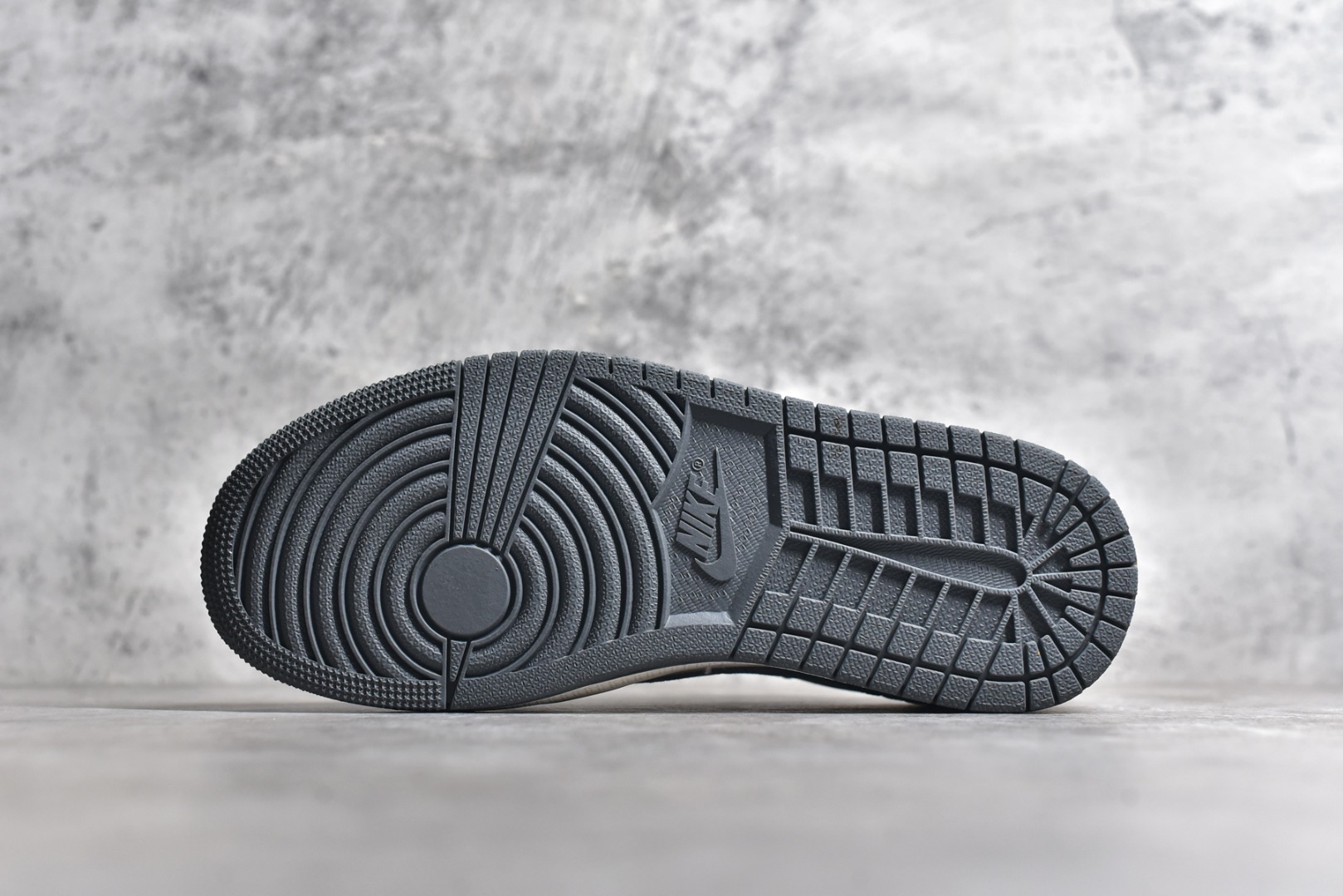 图片[6]-#特价 ️ravis Scott x NK Air Jordan 1 Low x Louis Vuitton 米棕 Air Jordan 1 Low 反转米棕倒钩 性价比天花板 全鞋采用原装头层皮，用料扎实 精雕细琢 鞋型极致还原 飞翼3D打印改良 深度立体 四线中底拉帮皮料选材 钢印 背胶一应俱全 全新批次 原装原模大底全鞋原厂定制皮料，手感细腻正确折边工艺 完美细节诠释 货号：LX1988 100 尺码：36 36.5 37.5 38 38.5 39 40 40.5 41 42 42.5 43 44 44.5 45 46-选品中心