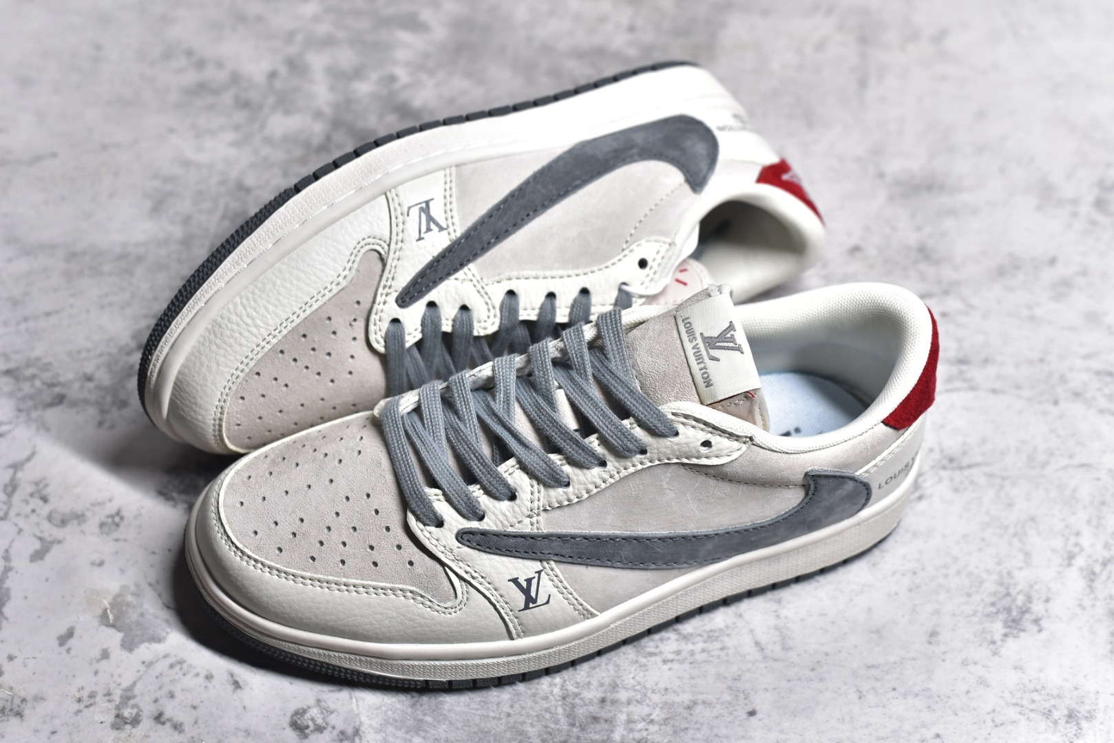 图片[7]-#特价 ️ravis Scott x NK Air Jordan 1 Low x Louis Vuitton 米棕 Air Jordan 1 Low 反转米棕倒钩 性价比天花板 全鞋采用原装头层皮，用料扎实 精雕细琢 鞋型极致还原 飞翼3D打印改良 深度立体 四线中底拉帮皮料选材 钢印 背胶一应俱全 全新批次 原装原模大底全鞋原厂定制皮料，手感细腻正确折边工艺 完美细节诠释 货号：LX1988 100 尺码：36 36.5 37.5 38 38.5 39 40 40.5 41 42 42.5 43 44 44.5 45 46-选品中心