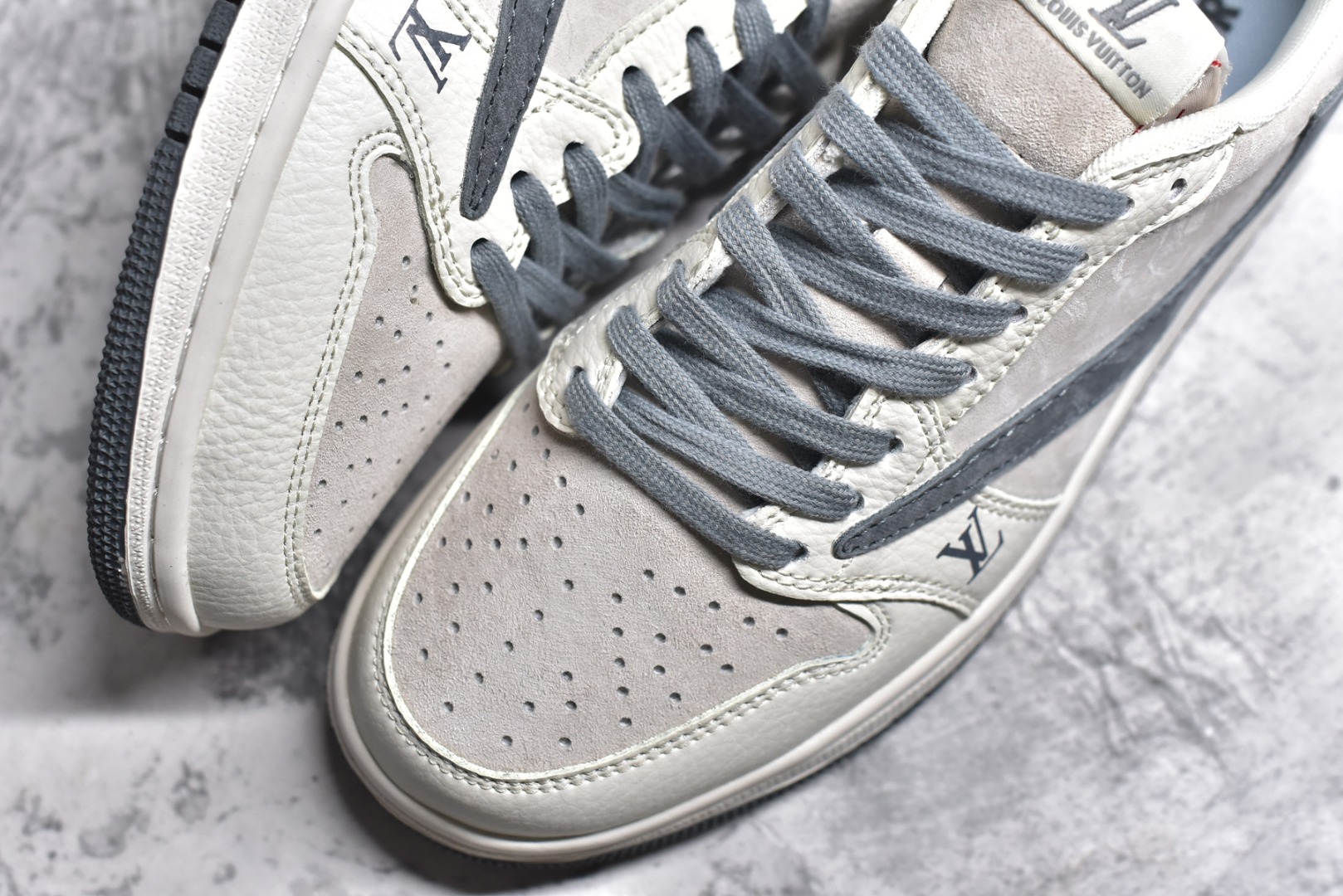 图片[8]-#特价 ️ravis Scott x NK Air Jordan 1 Low x Louis Vuitton 米棕 Air Jordan 1 Low 反转米棕倒钩 性价比天花板 全鞋采用原装头层皮，用料扎实 精雕细琢 鞋型极致还原 飞翼3D打印改良 深度立体 四线中底拉帮皮料选材 钢印 背胶一应俱全 全新批次 原装原模大底全鞋原厂定制皮料，手感细腻正确折边工艺 完美细节诠释 货号：LX1988 100 尺码：36 36.5 37.5 38 38.5 39 40 40.5 41 42 42.5 43 44 44.5 45 46-选品中心