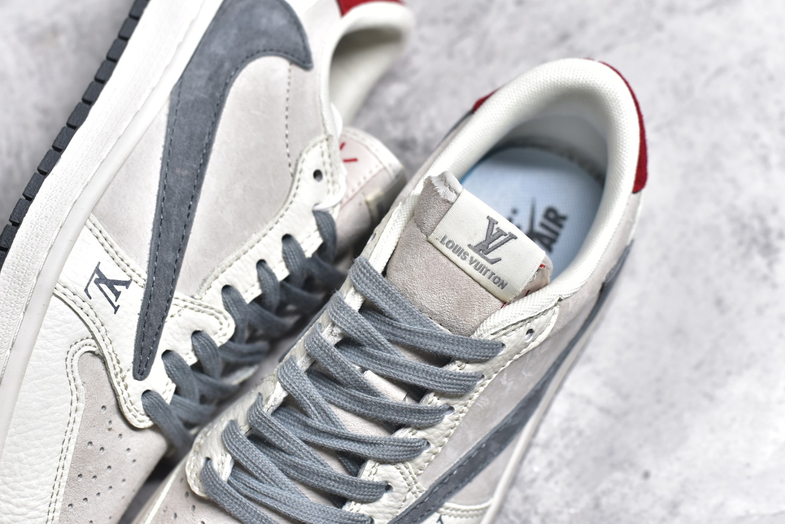 图片[9]-#特价 ️ravis Scott x NK Air Jordan 1 Low x Louis Vuitton 米棕 Air Jordan 1 Low 反转米棕倒钩 性价比天花板 全鞋采用原装头层皮，用料扎实 精雕细琢 鞋型极致还原 飞翼3D打印改良 深度立体 四线中底拉帮皮料选材 钢印 背胶一应俱全 全新批次 原装原模大底全鞋原厂定制皮料，手感细腻正确折边工艺 完美细节诠释 货号：LX1988 100 尺码：36 36.5 37.5 38 38.5 39 40 40.5 41 42 42.5 43 44 44.5 45 46-选品中心