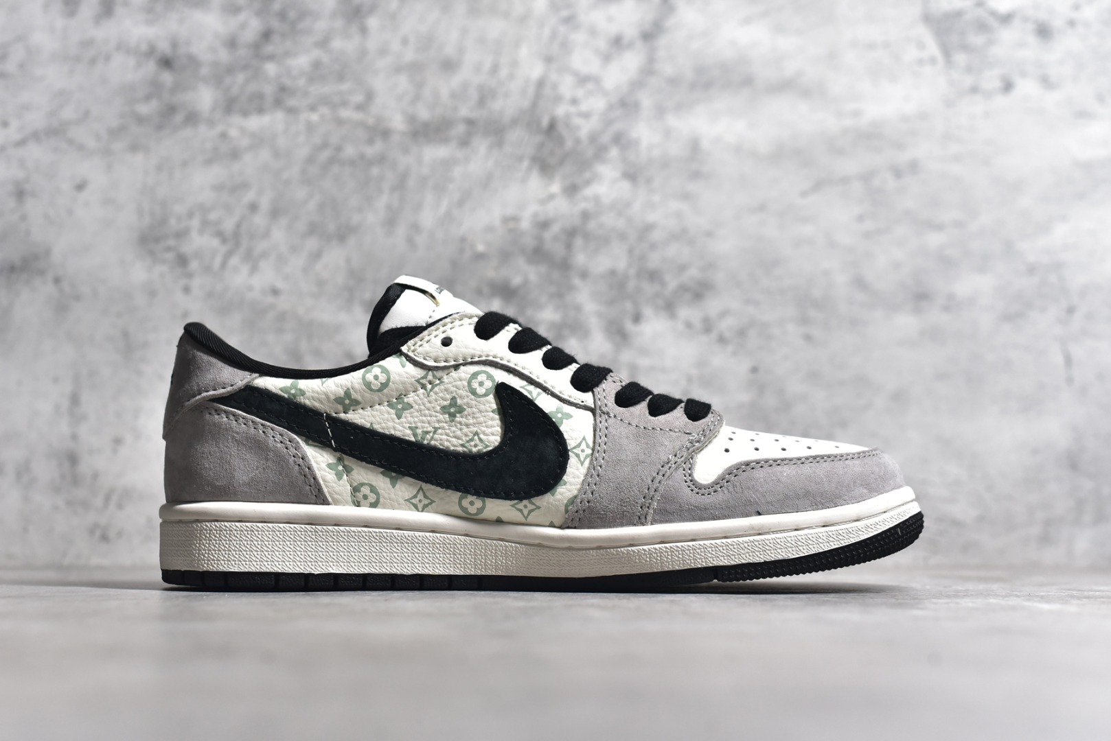 图片[3]-#特价 ️ravis Scott x NK Air Jordan 1 Low x Louis Vuitton 米棕 Air Jordan 1 Low 反转米棕倒钩 性价比天花板 全鞋采用原装头层皮，用料扎实 精雕细琢 鞋型极致还原 飞翼3D打印改良 深度立体 四线中底拉帮皮料选材 钢印 背胶一应俱全 全新批次 原装原模大底全鞋原厂定制皮料，手感细腻正确折边工艺 完美细节诠释 货号：LX1988 100 尺码：36 36.5 37.5 38 38.5 39 40 40.5 41 42 42.5 43 44 44.5 45 46-选品中心