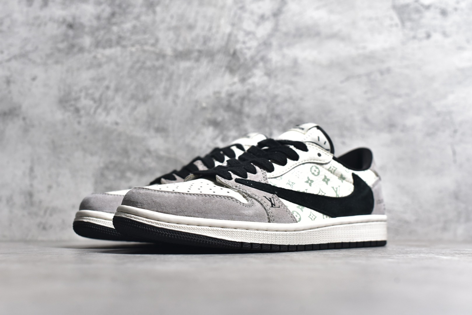 图片[2]-#特价 ️ravis Scott x NK Air Jordan 1 Low x Louis Vuitton 米棕 Air Jordan 1 Low 反转米棕倒钩 性价比天花板 全鞋采用原装头层皮，用料扎实 精雕细琢 鞋型极致还原 飞翼3D打印改良 深度立体 四线中底拉帮皮料选材 钢印 背胶一应俱全 全新批次 原装原模大底全鞋原厂定制皮料，手感细腻正确折边工艺 完美细节诠释 货号：LX1988 100 尺码：36 36.5 37.5 38 38.5 39 40 40.5 41 42 42.5 43 44 44.5 45 46-选品中心