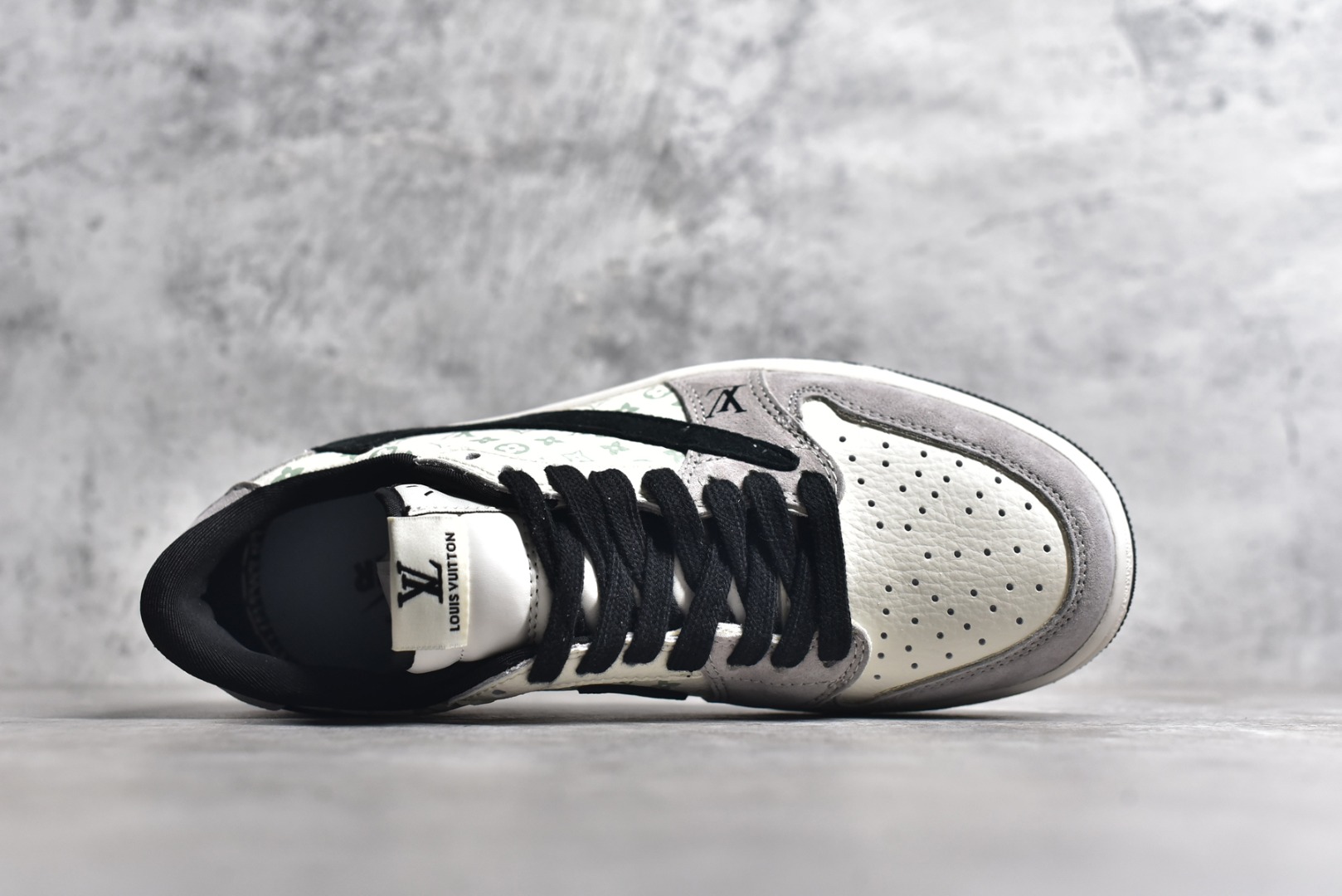 图片[4]-#特价 ️ravis Scott x NK Air Jordan 1 Low x Louis Vuitton 米棕 Air Jordan 1 Low 反转米棕倒钩 性价比天花板 全鞋采用原装头层皮，用料扎实 精雕细琢 鞋型极致还原 飞翼3D打印改良 深度立体 四线中底拉帮皮料选材 钢印 背胶一应俱全 全新批次 原装原模大底全鞋原厂定制皮料，手感细腻正确折边工艺 完美细节诠释 货号：LX1988 100 尺码：36 36.5 37.5 38 38.5 39 40 40.5 41 42 42.5 43 44 44.5 45 46-选品中心