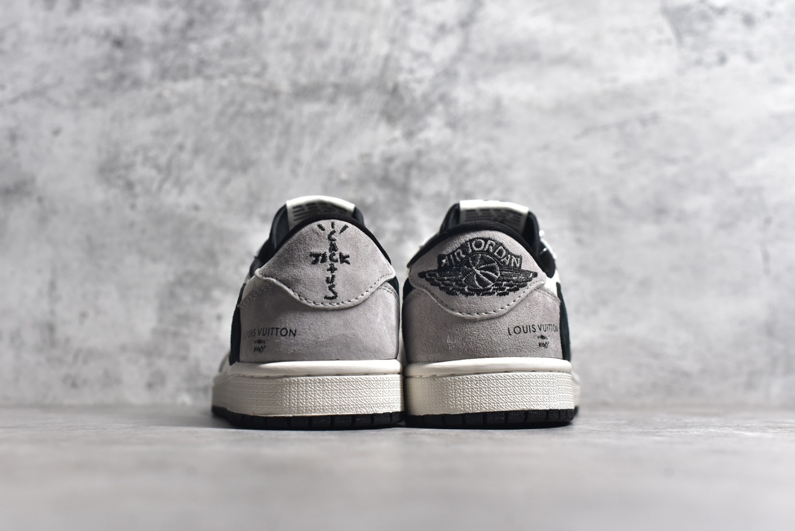 图片[5]-#特价 ️ravis Scott x NK Air Jordan 1 Low x Louis Vuitton 米棕 Air Jordan 1 Low 反转米棕倒钩 性价比天花板 全鞋采用原装头层皮，用料扎实 精雕细琢 鞋型极致还原 飞翼3D打印改良 深度立体 四线中底拉帮皮料选材 钢印 背胶一应俱全 全新批次 原装原模大底全鞋原厂定制皮料，手感细腻正确折边工艺 完美细节诠释 货号：LX1988 100 尺码：36 36.5 37.5 38 38.5 39 40 40.5 41 42 42.5 43 44 44.5 45 46-选品中心