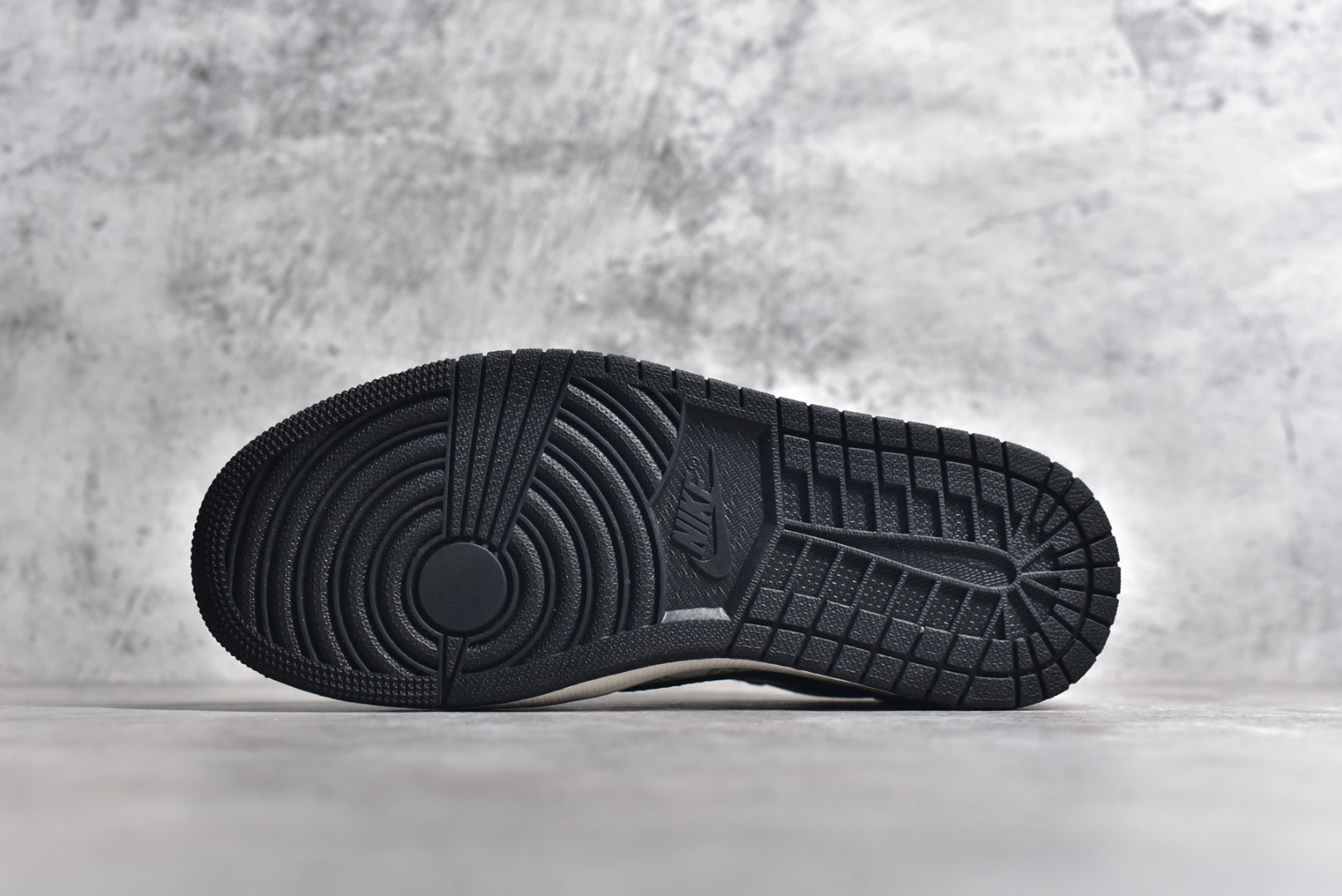 图片[6]-#特价 ️ravis Scott x NK Air Jordan 1 Low x Louis Vuitton 米棕 Air Jordan 1 Low 反转米棕倒钩 性价比天花板 全鞋采用原装头层皮，用料扎实 精雕细琢 鞋型极致还原 飞翼3D打印改良 深度立体 四线中底拉帮皮料选材 钢印 背胶一应俱全 全新批次 原装原模大底全鞋原厂定制皮料，手感细腻正确折边工艺 完美细节诠释 货号：LX1988 100 尺码：36 36.5 37.5 38 38.5 39 40 40.5 41 42 42.5 43 44 44.5 45 46-选品中心