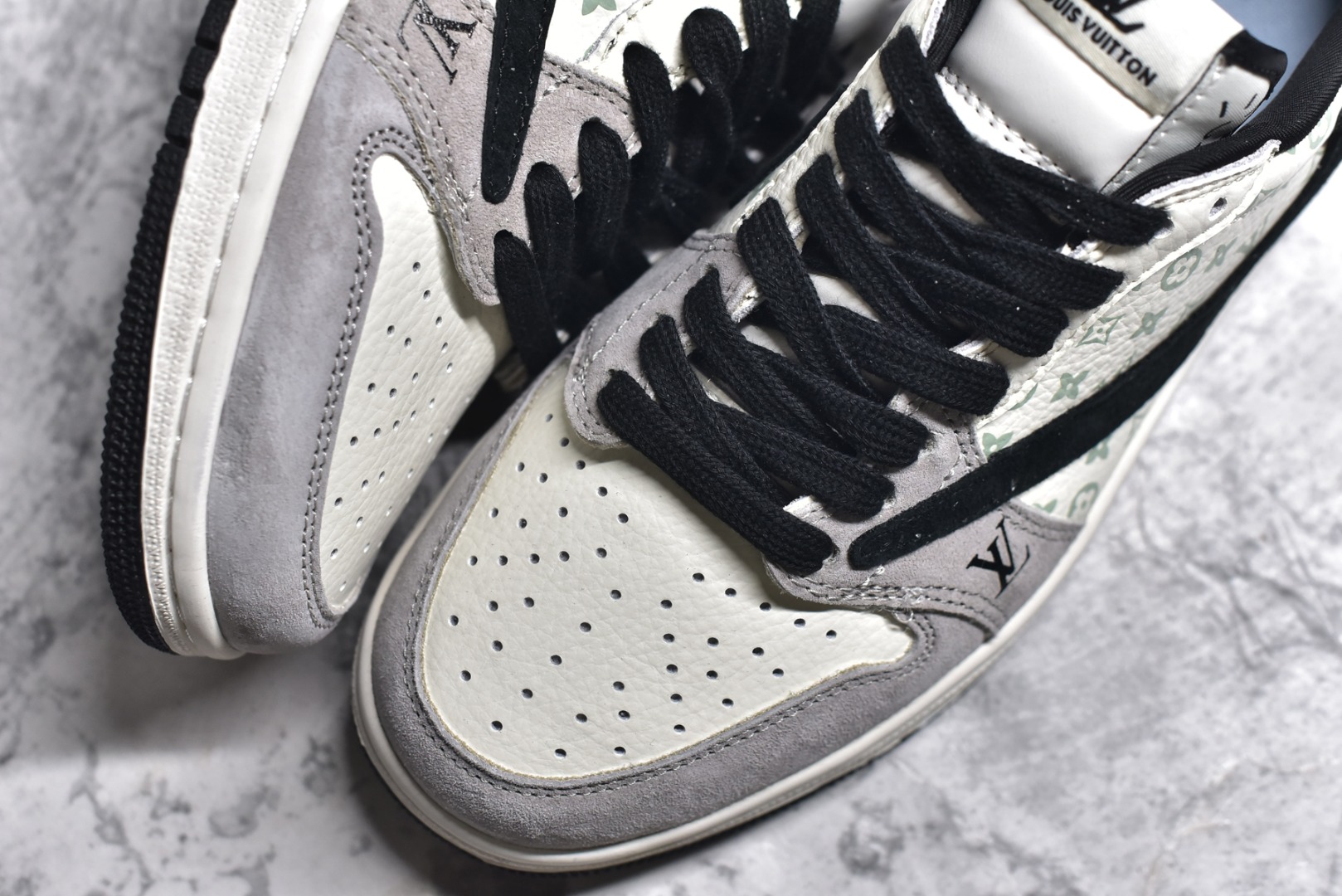 图片[8]-#特价 ️ravis Scott x NK Air Jordan 1 Low x Louis Vuitton 米棕 Air Jordan 1 Low 反转米棕倒钩 性价比天花板 全鞋采用原装头层皮，用料扎实 精雕细琢 鞋型极致还原 飞翼3D打印改良 深度立体 四线中底拉帮皮料选材 钢印 背胶一应俱全 全新批次 原装原模大底全鞋原厂定制皮料，手感细腻正确折边工艺 完美细节诠释 货号：LX1988 100 尺码：36 36.5 37.5 38 38.5 39 40 40.5 41 42 42.5 43 44 44.5 45 46-选品中心