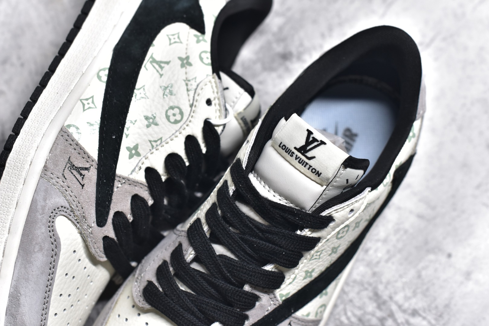 图片[9]-#特价 ️ravis Scott x NK Air Jordan 1 Low x Louis Vuitton 米棕 Air Jordan 1 Low 反转米棕倒钩 性价比天花板 全鞋采用原装头层皮，用料扎实 精雕细琢 鞋型极致还原 飞翼3D打印改良 深度立体 四线中底拉帮皮料选材 钢印 背胶一应俱全 全新批次 原装原模大底全鞋原厂定制皮料，手感细腻正确折边工艺 完美细节诠释 货号：LX1988 100 尺码：36 36.5 37.5 38 38.5 39 40 40.5 41 42 42.5 43 44 44.5 45 46-选品中心