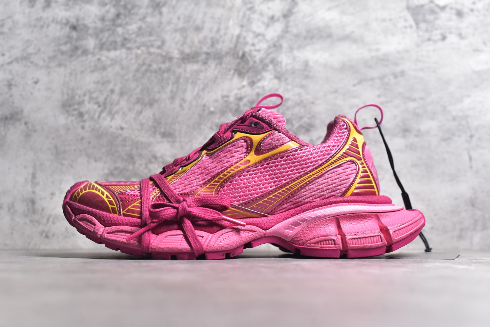 #纯原级别 BALENCIAGA 3XL Sneakers 巴黎世家十代网布系带低帮走秀复古老爹鞋 全套原纸板楦头开发 最原汁原味的灵魂版型 全鞋荧光划线卡点 胶水把控整洁度追求极致完美 每一双都是工艺品 多重QC质检 超越公司货的品控标准 实实在在的免检产品 原盒原配 正确字体电绣 粗细、位置、大小正确 侧边TPU 透气孔匹配意产原版 正确分离大底 TPU软底 原版一致大底LOGO 立体感十足 原厂皮料水洗做旧 采购原厂网纱 不含皮革 网布材料和聚氨酯 磨损效果 鞋头边缘和后帮 Balenciaga 徽标 鞋面和后跟凸印尺码 鞋舌 3XL 橡胶品牌标识和反光细节 鞋帮拉袢和鞋舌拉祥 配反光细节 备用鞋带在鞋履前侧 可在穿着前取下 便于不同造型搭配 正常尺码 尺码：35 36 37 38 39 偏大-选品中心