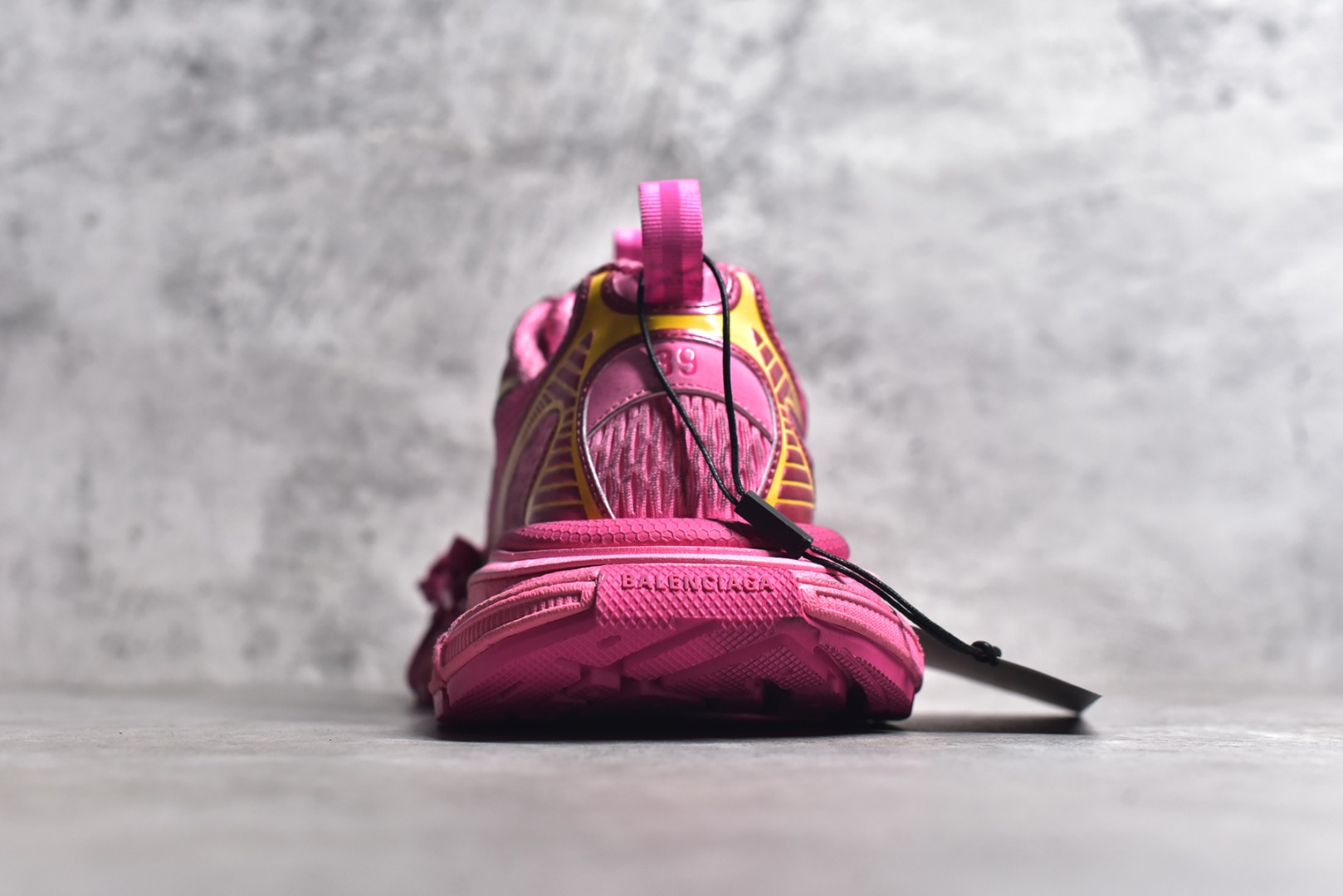 图片[5]-#纯原级别 BALENCIAGA 3XL Sneakers 巴黎世家十代网布系带低帮走秀复古老爹鞋 全套原纸板楦头开发 最原汁原味的灵魂版型 全鞋荧光划线卡点 胶水把控整洁度追求极致完美 每一双都是工艺品 多重QC质检 超越公司货的品控标准 实实在在的免检产品 原盒原配 正确字体电绣 粗细、位置、大小正确 侧边TPU 透气孔匹配意产原版 正确分离大底 TPU软底 原版一致大底LOGO 立体感十足 原厂皮料水洗做旧 采购原厂网纱 不含皮革 网布材料和聚氨酯 磨损效果 鞋头边缘和后帮 Balenciaga 徽标 鞋面和后跟凸印尺码 鞋舌 3XL 橡胶品牌标识和反光细节 鞋帮拉袢和鞋舌拉祥 配反光细节 备用鞋带在鞋履前侧 可在穿着前取下 便于不同造型搭配 正常尺码 尺码：35 36 37 38 39 偏大-选品中心