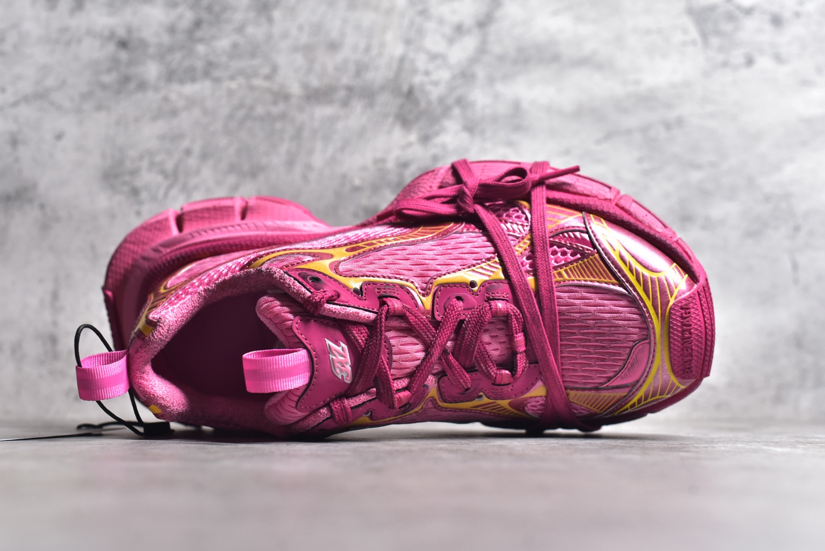 图片[4]-#纯原级别 BALENCIAGA 3XL Sneakers 巴黎世家十代网布系带低帮走秀复古老爹鞋 全套原纸板楦头开发 最原汁原味的灵魂版型 全鞋荧光划线卡点 胶水把控整洁度追求极致完美 每一双都是工艺品 多重QC质检 超越公司货的品控标准 实实在在的免检产品 原盒原配 正确字体电绣 粗细、位置、大小正确 侧边TPU 透气孔匹配意产原版 正确分离大底 TPU软底 原版一致大底LOGO 立体感十足 原厂皮料水洗做旧 采购原厂网纱 不含皮革 网布材料和聚氨酯 磨损效果 鞋头边缘和后帮 Balenciaga 徽标 鞋面和后跟凸印尺码 鞋舌 3XL 橡胶品牌标识和反光细节 鞋帮拉袢和鞋舌拉祥 配反光细节 备用鞋带在鞋履前侧 可在穿着前取下 便于不同造型搭配 正常尺码 尺码：35 36 37 38 39 偏大-选品中心