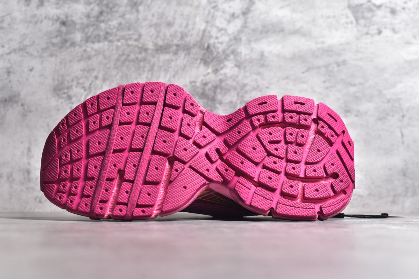 图片[6]-#纯原级别 BALENCIAGA 3XL Sneakers 巴黎世家十代网布系带低帮走秀复古老爹鞋 全套原纸板楦头开发 最原汁原味的灵魂版型 全鞋荧光划线卡点 胶水把控整洁度追求极致完美 每一双都是工艺品 多重QC质检 超越公司货的品控标准 实实在在的免检产品 原盒原配 正确字体电绣 粗细、位置、大小正确 侧边TPU 透气孔匹配意产原版 正确分离大底 TPU软底 原版一致大底LOGO 立体感十足 原厂皮料水洗做旧 采购原厂网纱 不含皮革 网布材料和聚氨酯 磨损效果 鞋头边缘和后帮 Balenciaga 徽标 鞋面和后跟凸印尺码 鞋舌 3XL 橡胶品牌标识和反光细节 鞋帮拉袢和鞋舌拉祥 配反光细节 备用鞋带在鞋履前侧 可在穿着前取下 便于不同造型搭配 正常尺码 尺码：35 36 37 38 39 偏大-选品中心
