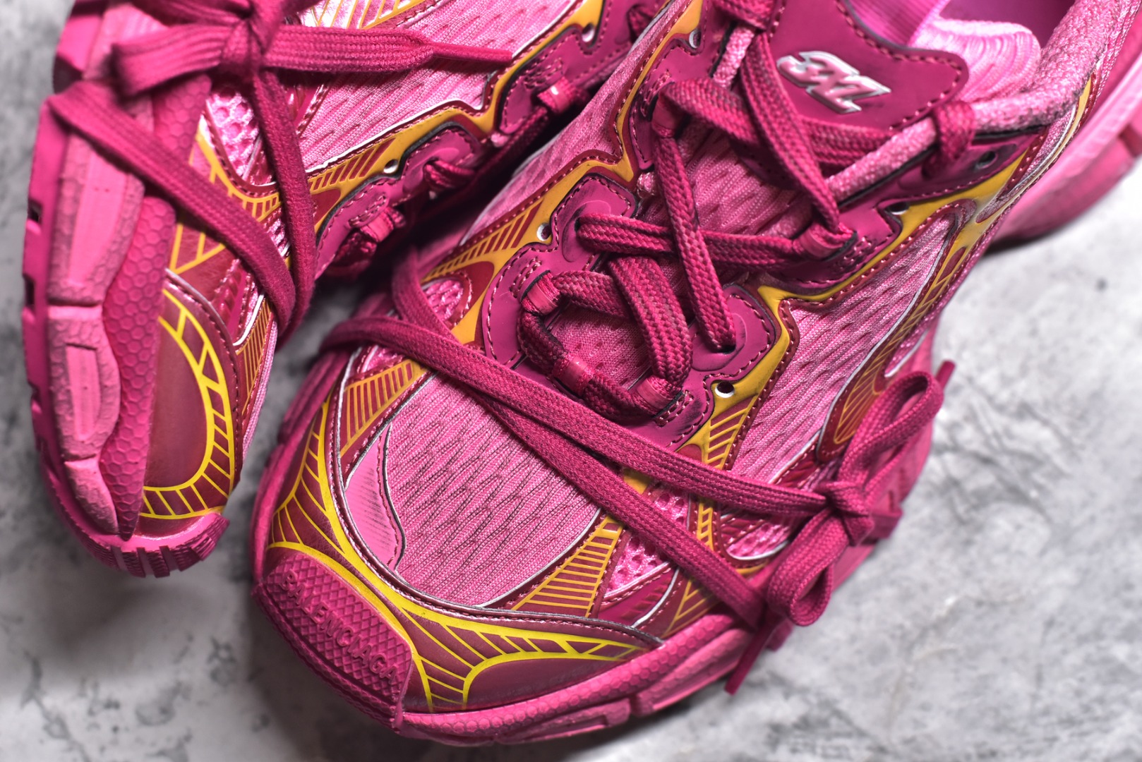 图片[8]-#纯原级别 BALENCIAGA 3XL Sneakers 巴黎世家十代网布系带低帮走秀复古老爹鞋 全套原纸板楦头开发 最原汁原味的灵魂版型 全鞋荧光划线卡点 胶水把控整洁度追求极致完美 每一双都是工艺品 多重QC质检 超越公司货的品控标准 实实在在的免检产品 原盒原配 正确字体电绣 粗细、位置、大小正确 侧边TPU 透气孔匹配意产原版 正确分离大底 TPU软底 原版一致大底LOGO 立体感十足 原厂皮料水洗做旧 采购原厂网纱 不含皮革 网布材料和聚氨酯 磨损效果 鞋头边缘和后帮 Balenciaga 徽标 鞋面和后跟凸印尺码 鞋舌 3XL 橡胶品牌标识和反光细节 鞋帮拉袢和鞋舌拉祥 配反光细节 备用鞋带在鞋履前侧 可在穿着前取下 便于不同造型搭配 正常尺码 尺码：35 36 37 38 39 偏大-选品中心