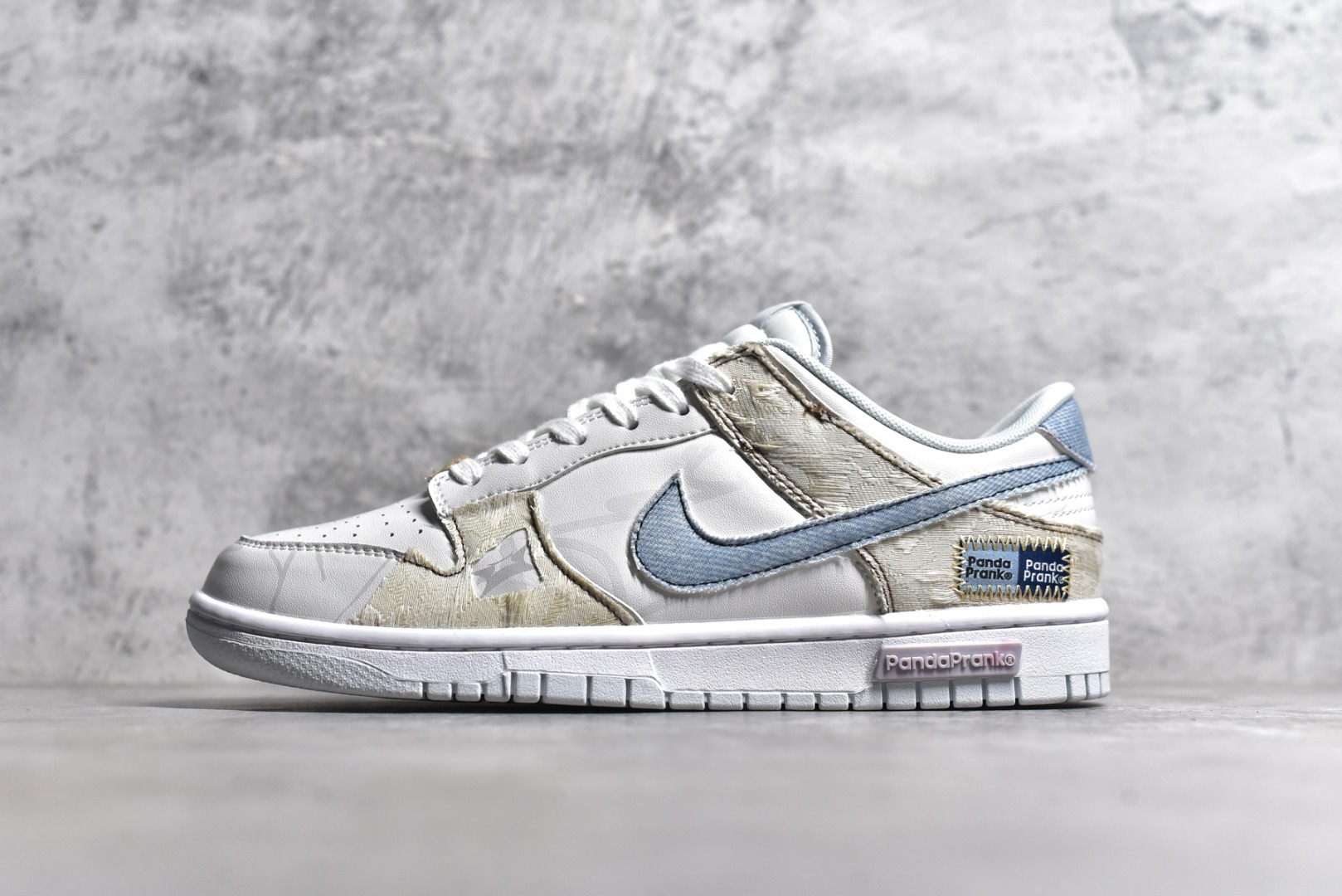 #NK Dunk Low Retro 熊猫恶作剧 引线牵梦 情之所钟 特殊礼盒 低帮休闲板鞋 HF0730-160 #配色整体围绕熊猫恶作剧七夕主题设计，鞋身整体采用专属颜料重新喷涂。特殊原创设计图标涂鸦装饰，添加潮流元素效果喷涂点缀。 尺码：35.5 36 36.5 37.5 38 38.5 39 40 40.5 41 42 42.5 43 44 44.5 45 46-选品中心
