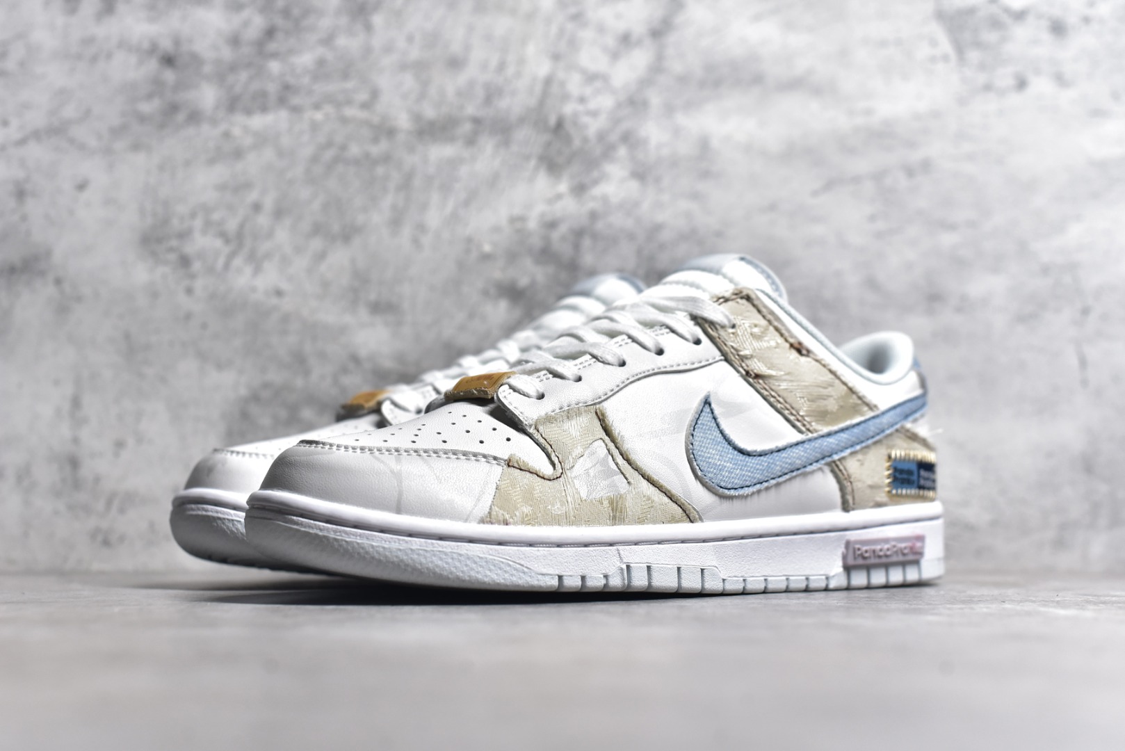 图片[2]-#NK Dunk Low Retro 熊猫恶作剧 引线牵梦 情之所钟 特殊礼盒 低帮休闲板鞋 HF0730-160 #配色整体围绕熊猫恶作剧七夕主题设计，鞋身整体采用专属颜料重新喷涂。特殊原创设计图标涂鸦装饰，添加潮流元素效果喷涂点缀。 尺码：35.5 36 36.5 37.5 38 38.5 39 40 40.5 41 42 42.5 43 44 44.5 45 46-选品中心