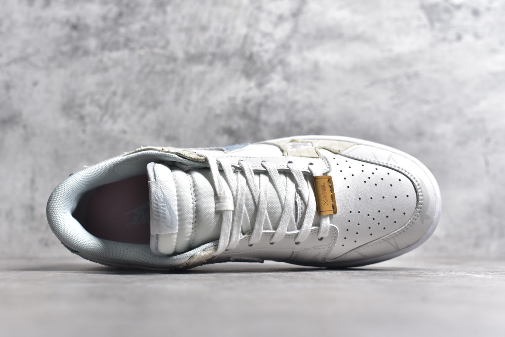 图片[4]-#NK Dunk Low Retro 熊猫恶作剧 引线牵梦 情之所钟 特殊礼盒 低帮休闲板鞋 HF0730-160 #配色整体围绕熊猫恶作剧七夕主题设计，鞋身整体采用专属颜料重新喷涂。特殊原创设计图标涂鸦装饰，添加潮流元素效果喷涂点缀。 尺码：35.5 36 36.5 37.5 38 38.5 39 40 40.5 41 42 42.5 43 44 44.5 45 46-选品中心