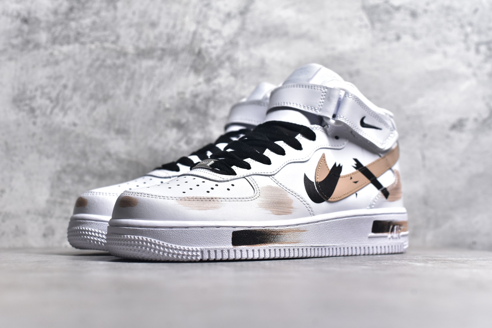 图片[2]-#NK Air Force 1\’07 Mid 白黑棕手绘 手绘断裂 三勾阴影 空军一号绑带中帮休闲板鞋 CW2289-111 #定制皮料 原厂3D打印 定制鞋盒 原楦原纸板 纯正空军版型 内置全掌气垫 尺码：36 36.5 37.5 38 38.5 39 40 40.5 41 42 42.5 43 44 44.5 45-选品中心