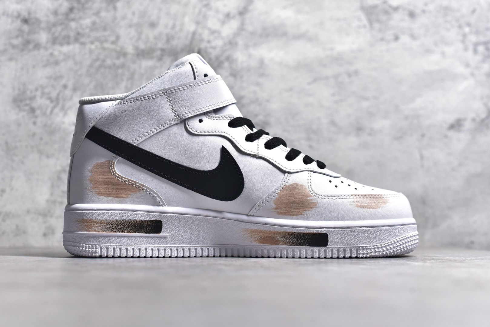 图片[3]-#NK Air Force 1\’07 Mid 白黑棕手绘 手绘断裂 三勾阴影 空军一号绑带中帮休闲板鞋 CW2289-111 #定制皮料 原厂3D打印 定制鞋盒 原楦原纸板 纯正空军版型 内置全掌气垫 尺码：36 36.5 37.5 38 38.5 39 40 40.5 41 42 42.5 43 44 44.5 45-选品中心