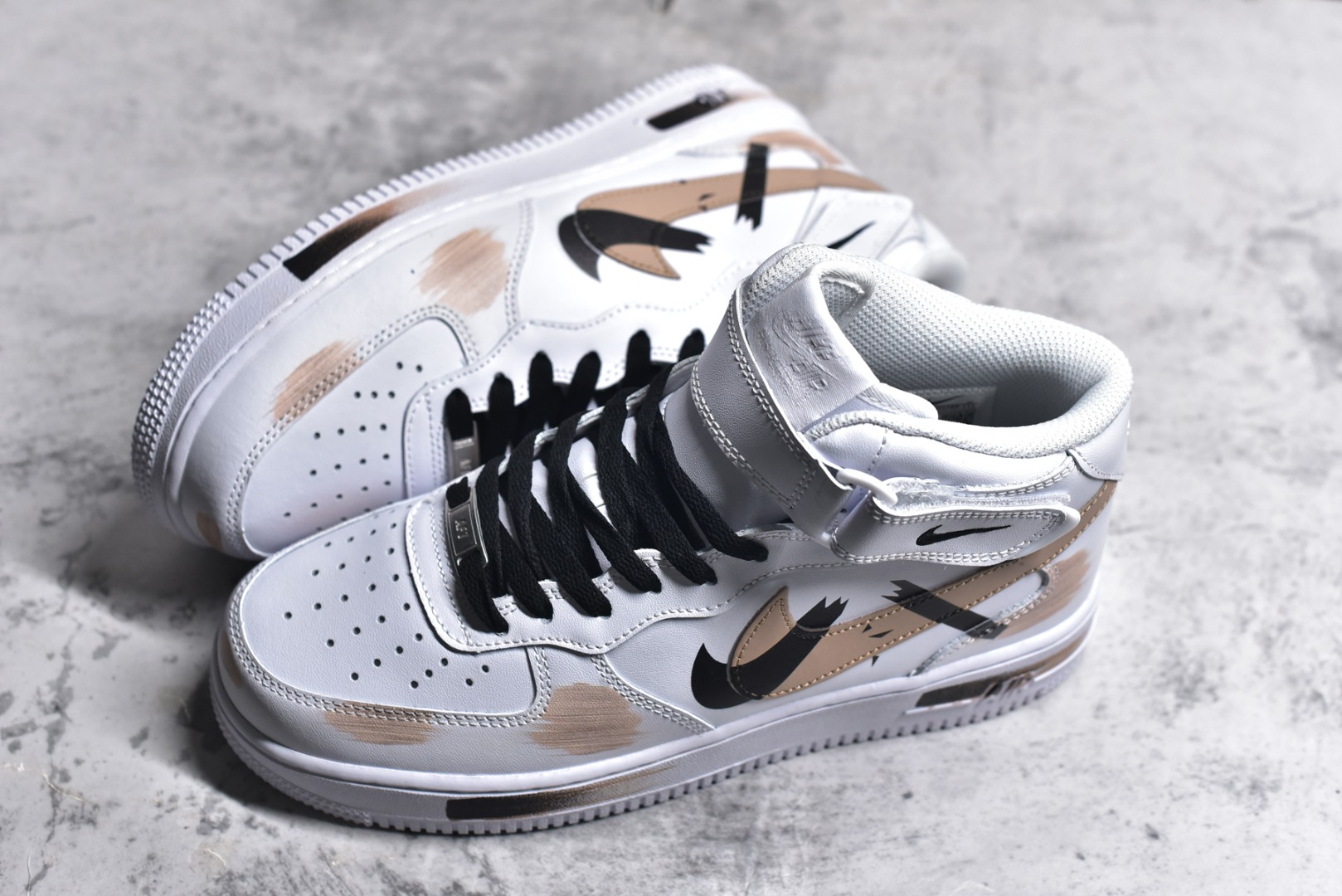 图片[7]-#NK Air Force 1\’07 Mid 白黑棕手绘 手绘断裂 三勾阴影 空军一号绑带中帮休闲板鞋 CW2289-111 #定制皮料 原厂3D打印 定制鞋盒 原楦原纸板 纯正空军版型 内置全掌气垫 尺码：36 36.5 37.5 38 38.5 39 40 40.5 41 42 42.5 43 44 44.5 45-选品中心