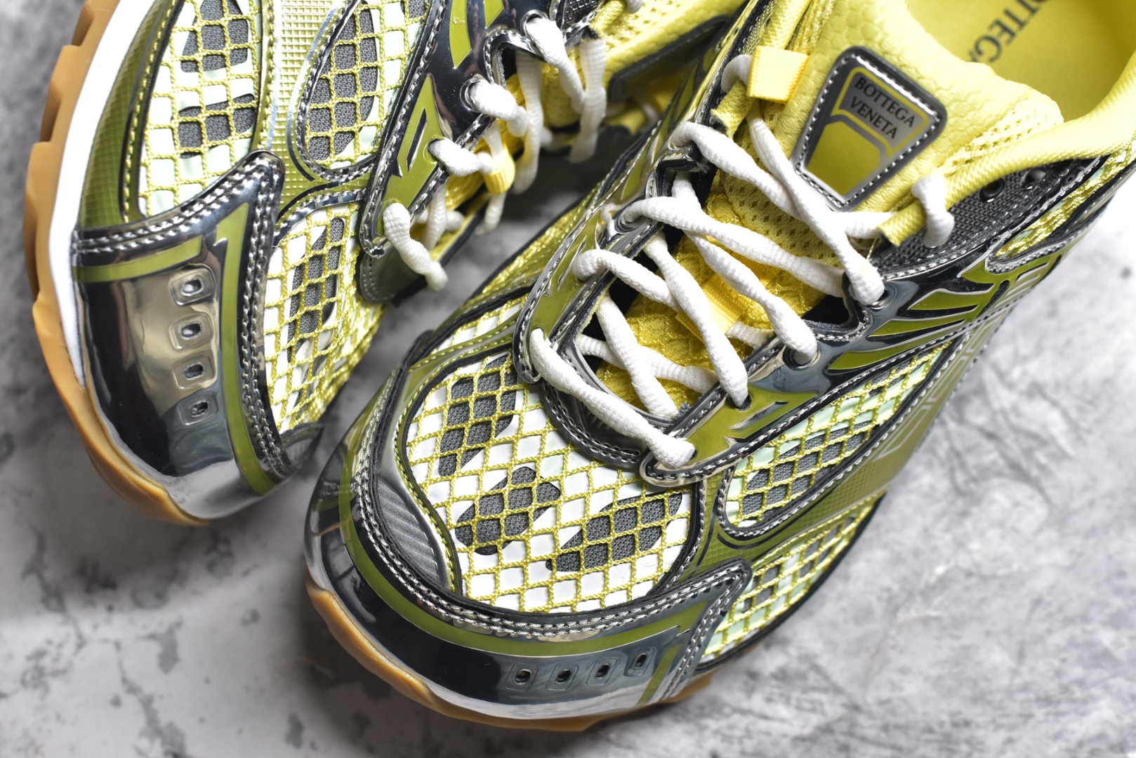 图片[8]-#独家 纯原BOTTEGA VENETA Orbit Runner BV葆蝶家时尚休闲王一博同款老爹鞋运动鞋 原版开发 一比一打造 相似度百分之99以上 市场一梯队级别品质 区别市场任何标文顶级品质版本 采用轻质科技网布面料 搭配几何图案设计橡胶外底 王炸系列 高版本 认准套包工艺 实际增高很多哦 还是一样显腿细非常nice 耐玩耐造 对标对版 套包鞋工艺 认准高版本 大底选用拼色TPU大底 配置原版包装 尺码：35 36 37 38 39 40 41 42 43 44 45-选品中心