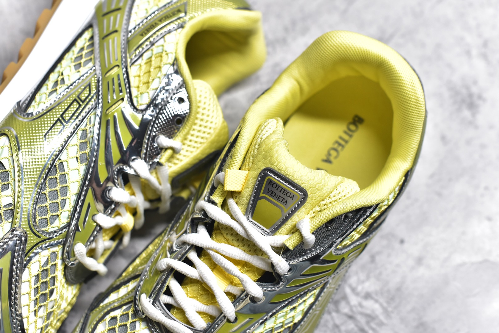 图片[9]-#独家 纯原BOTTEGA VENETA Orbit Runner BV葆蝶家时尚休闲王一博同款老爹鞋运动鞋 原版开发 一比一打造 相似度百分之99以上 市场一梯队级别品质 区别市场任何标文顶级品质版本 采用轻质科技网布面料 搭配几何图案设计橡胶外底 王炸系列 高版本 认准套包工艺 实际增高很多哦 还是一样显腿细非常nice 耐玩耐造 对标对版 套包鞋工艺 认准高版本 大底选用拼色TPU大底 配置原版包装 尺码：35 36 37 38 39 40 41 42 43 44 45-选品中心