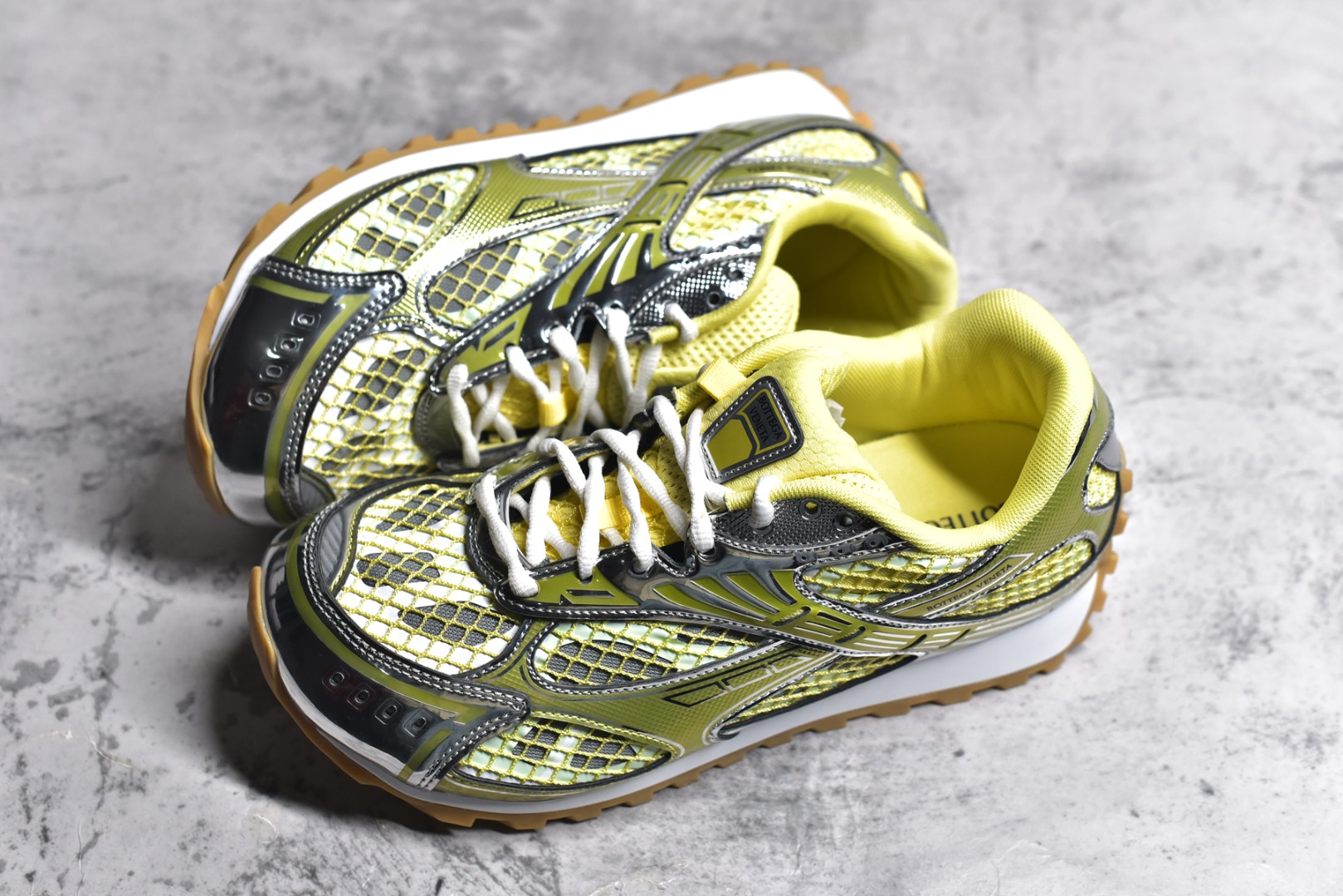 图片[7]-#独家 纯原BOTTEGA VENETA Orbit Runner BV葆蝶家时尚休闲王一博同款老爹鞋运动鞋 原版开发 一比一打造 相似度百分之99以上 市场一梯队级别品质 区别市场任何标文顶级品质版本 采用轻质科技网布面料 搭配几何图案设计橡胶外底 王炸系列 高版本 认准套包工艺 实际增高很多哦 还是一样显腿细非常nice 耐玩耐造 对标对版 套包鞋工艺 认准高版本 大底选用拼色TPU大底 配置原版包装 尺码：35 36 37 38 39 40 41 42 43 44 45-选品中心
