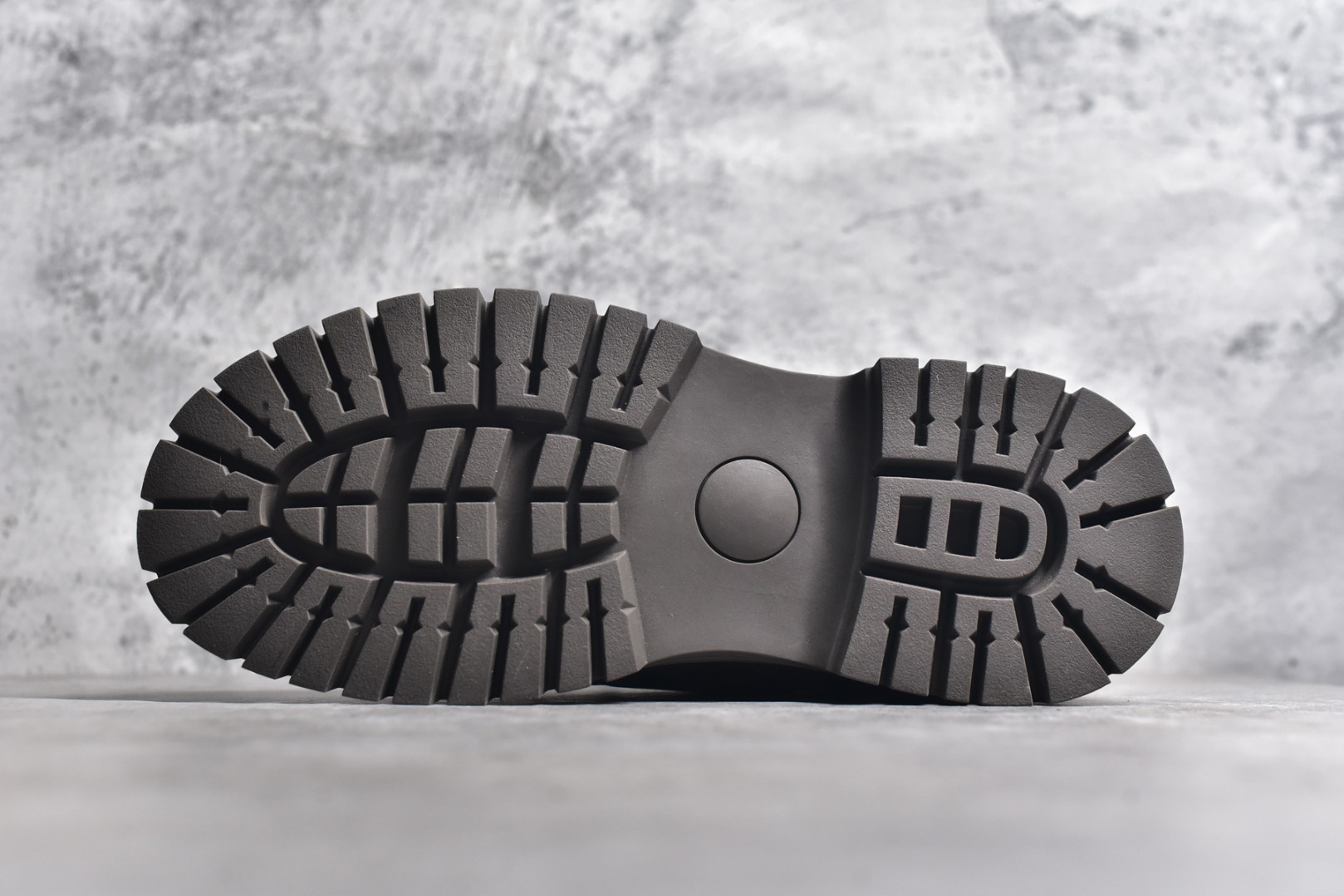 图片[6]-#UGG 2024秋冬新品（羊羔毛一体内里 保暖锁热🔥）秋冬必备 户外中帮休闲马丁靴雪地靴系列 广东大厂品质 24ss秋冬新款 时尚潮流搭配 面料釆用意大利进口磨砂牛皮 全鞋真牛皮材料 大底到五金都是代工厂原材料制作 好货不杀猪 首单质量严格把控 全套官网统一包装 今年冬季防寒户外专用产品 日常随意搭配 型男必备美国轻奢品牌【UGG】Tasman Weather Hybrid 塔斯曼混合系列中帮轻量休闲马丁靴“ 尺码：39-44（比运动鞋大一码）-选品中心