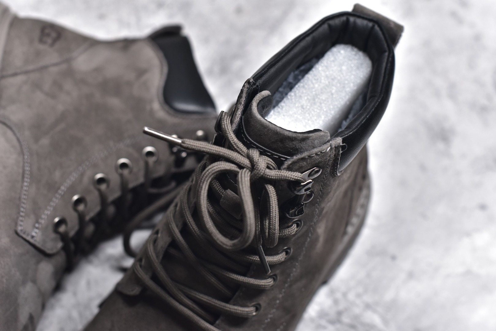 图片[9]-#UGG 2024秋冬新品（羊羔毛一体内里 保暖锁热🔥）秋冬必备 户外中帮休闲马丁靴雪地靴系列 广东大厂品质 24ss秋冬新款 时尚潮流搭配 面料釆用意大利进口磨砂牛皮 全鞋真牛皮材料 大底到五金都是代工厂原材料制作 好货不杀猪 首单质量严格把控 全套官网统一包装 今年冬季防寒户外专用产品 日常随意搭配 型男必备美国轻奢品牌【UGG】Tasman Weather Hybrid 塔斯曼混合系列中帮轻量休闲马丁靴“ 尺码：39-44（比运动鞋大一码）-选品中心