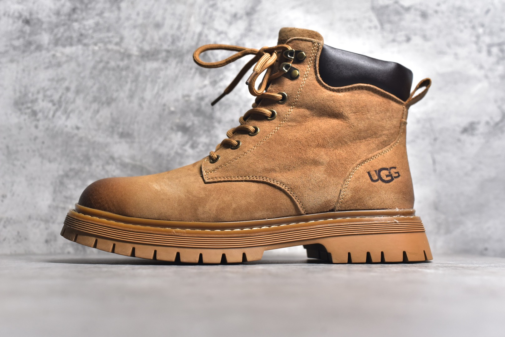 #UGG 2024秋冬新品（羊羔毛一体内里 保暖锁热🔥）秋冬必备 户外中帮休闲马丁靴雪地靴系列 广东大厂品质 24ss秋冬新款 时尚潮流搭配 面料釆用意大利进口磨砂牛皮 全鞋真牛皮材料 大底到五金都是代工厂原材料制作 好货不杀猪 首单质量严格把控 全套官网统一包装 今年冬季防寒户外专用产品 日常随意搭配 型男必备美国轻奢品牌【UGG】Tasman Weather Hybrid 塔斯曼混合系列中帮轻量休闲马丁靴“ 尺码：39-44（比运动鞋大一码）-选品中心