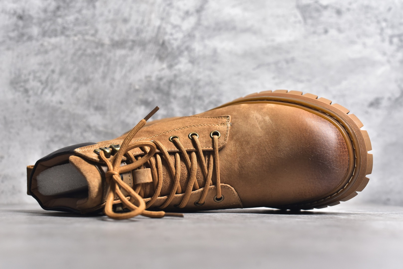 图片[4]-#UGG 2024秋冬新品（羊羔毛一体内里 保暖锁热🔥）秋冬必备 户外中帮休闲马丁靴雪地靴系列 广东大厂品质 24ss秋冬新款 时尚潮流搭配 面料釆用意大利进口磨砂牛皮 全鞋真牛皮材料 大底到五金都是代工厂原材料制作 好货不杀猪 首单质量严格把控 全套官网统一包装 今年冬季防寒户外专用产品 日常随意搭配 型男必备美国轻奢品牌【UGG】Tasman Weather Hybrid 塔斯曼混合系列中帮轻量休闲马丁靴“ 尺码：39-44（比运动鞋大一码）-选品中心