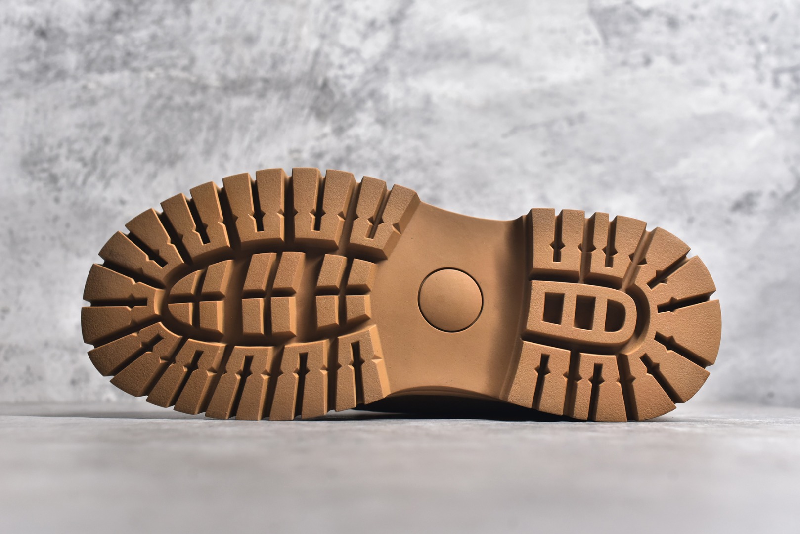 图片[6]-#UGG 2024秋冬新品（羊羔毛一体内里 保暖锁热🔥）秋冬必备 户外中帮休闲马丁靴雪地靴系列 广东大厂品质 24ss秋冬新款 时尚潮流搭配 面料釆用意大利进口磨砂牛皮 全鞋真牛皮材料 大底到五金都是代工厂原材料制作 好货不杀猪 首单质量严格把控 全套官网统一包装 今年冬季防寒户外专用产品 日常随意搭配 型男必备美国轻奢品牌【UGG】Tasman Weather Hybrid 塔斯曼混合系列中帮轻量休闲马丁靴“ 尺码：39-44（比运动鞋大一码）-选品中心
