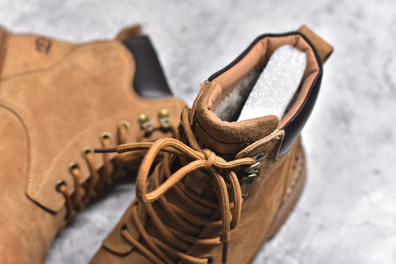 图片[9]-#UGG 2024秋冬新品（羊羔毛一体内里 保暖锁热🔥）秋冬必备 户外中帮休闲马丁靴雪地靴系列 广东大厂品质 24ss秋冬新款 时尚潮流搭配 面料釆用意大利进口磨砂牛皮 全鞋真牛皮材料 大底到五金都是代工厂原材料制作 好货不杀猪 首单质量严格把控 全套官网统一包装 今年冬季防寒户外专用产品 日常随意搭配 型男必备美国轻奢品牌【UGG】Tasman Weather Hybrid 塔斯曼混合系列中帮轻量休闲马丁靴“ 尺码：39-44（比运动鞋大一码）-选品中心