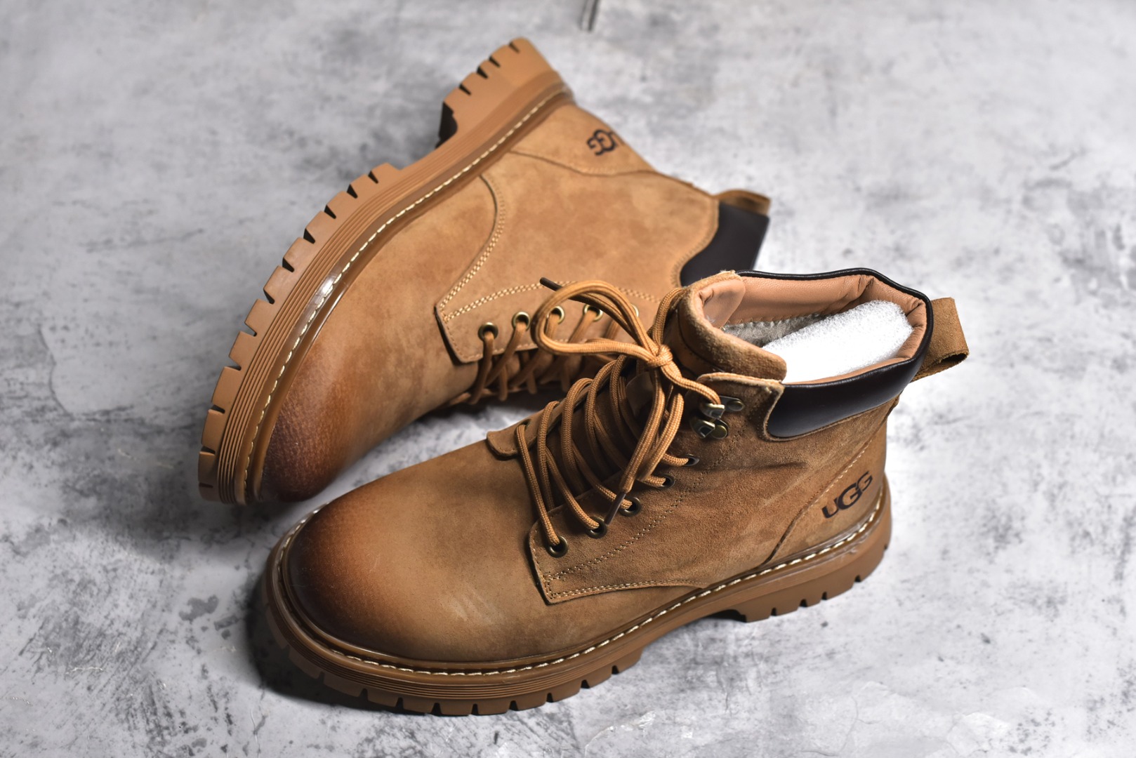 图片[7]-#UGG 2024秋冬新品（羊羔毛一体内里 保暖锁热🔥）秋冬必备 户外中帮休闲马丁靴雪地靴系列 广东大厂品质 24ss秋冬新款 时尚潮流搭配 面料釆用意大利进口磨砂牛皮 全鞋真牛皮材料 大底到五金都是代工厂原材料制作 好货不杀猪 首单质量严格把控 全套官网统一包装 今年冬季防寒户外专用产品 日常随意搭配 型男必备美国轻奢品牌【UGG】Tasman Weather Hybrid 塔斯曼混合系列中帮轻量休闲马丁靴“ 尺码：39-44（比运动鞋大一码）-选品中心