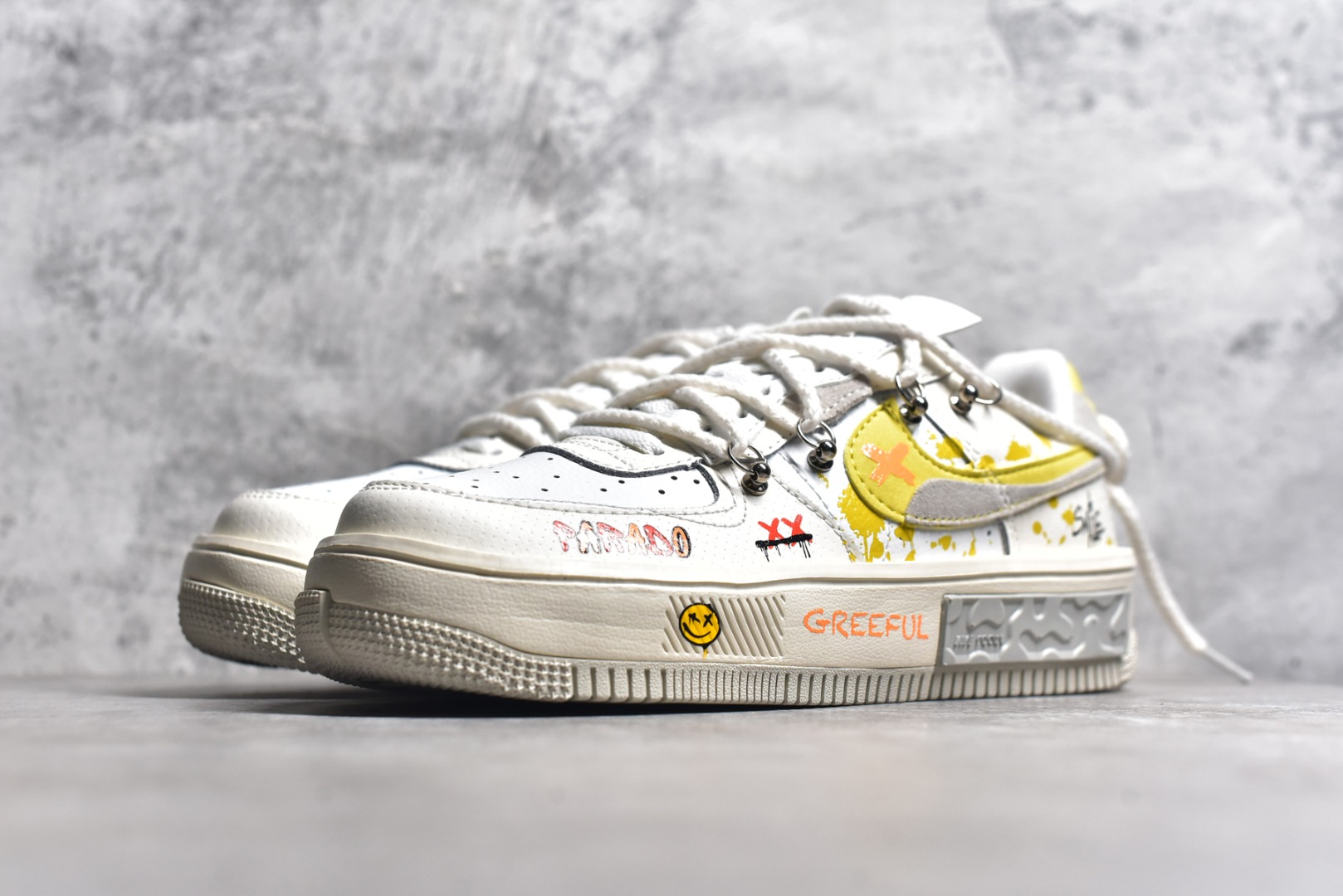 图片[2]-#NK Air Force 1 Fontanka 全新时尚风 涂鸦表情包 空军一号定制解构绑带低帮休闲板鞋 DV6984-001 #全鞋以米灰黄为主色调，通过纯手绘在鞋面上实现了类似刷漆的涂鸦效果，搭配解构风双鞋带，潮流属性爆表! 尺码：36 36.5 37.5 38 38.5 39 40 40.5 41 42 42.5 43 44 44.5 45-选品中心