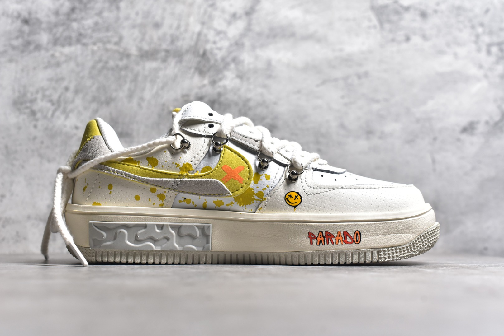 图片[3]-#NK Air Force 1 Fontanka 全新时尚风 涂鸦表情包 空军一号定制解构绑带低帮休闲板鞋 DV6984-001 #全鞋以米灰黄为主色调，通过纯手绘在鞋面上实现了类似刷漆的涂鸦效果，搭配解构风双鞋带，潮流属性爆表! 尺码：36 36.5 37.5 38 38.5 39 40 40.5 41 42 42.5 43 44 44.5 45-选品中心