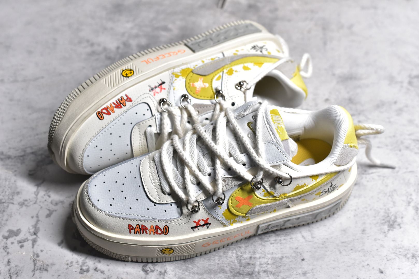 图片[7]-#NK Air Force 1 Fontanka 全新时尚风 涂鸦表情包 空军一号定制解构绑带低帮休闲板鞋 DV6984-001 #全鞋以米灰黄为主色调，通过纯手绘在鞋面上实现了类似刷漆的涂鸦效果，搭配解构风双鞋带，潮流属性爆表! 尺码：36 36.5 37.5 38 38.5 39 40 40.5 41 42 42.5 43 44 44.5 45-选品中心