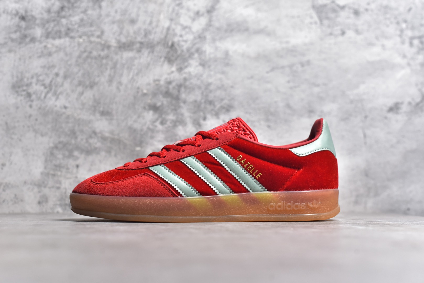 #S版纯原 AD Original Gazelle Indoor Trainers 瞪羚室内鞋系列低帮复古百搭休闲运动德训风板鞋 IG6786 高端零售特供批次 原厂定制长毛翻毛皮组合环保纤维革鞋面材质 内置环保海玻璃鞋垫 外置RB橡胶大底 产品品控稳定性领先行业 原厂全套原楦原纸板冲刀磨具开发 原厂皮料加持 原厂港宝加持定型后跟R度完美 将复古进行到底 简约流畅 三十年不变经典 这款Gazelle运动鞋 无论面料、配色、质感或设计 都只在重现其1991年原款的经典 皮革鞋面 撞色三条纹和鞋跟标的设计 力求呈现90年代的经典复古风潮 Samba火热的同时 也带动了其它的复古鞋型 Gazelle便是其中一只 Gazelle Indoor拥有包边更宽的T字型鞋头 更好的保护运动员的前掌 浓浓的复古氛围感 非常适合现在流行的Cleanfit风格 尺码：36 36.5 37.5 38 38.5 39 40 40.5 41 42 42.5 43 44 44.5 45 46-选品中心
