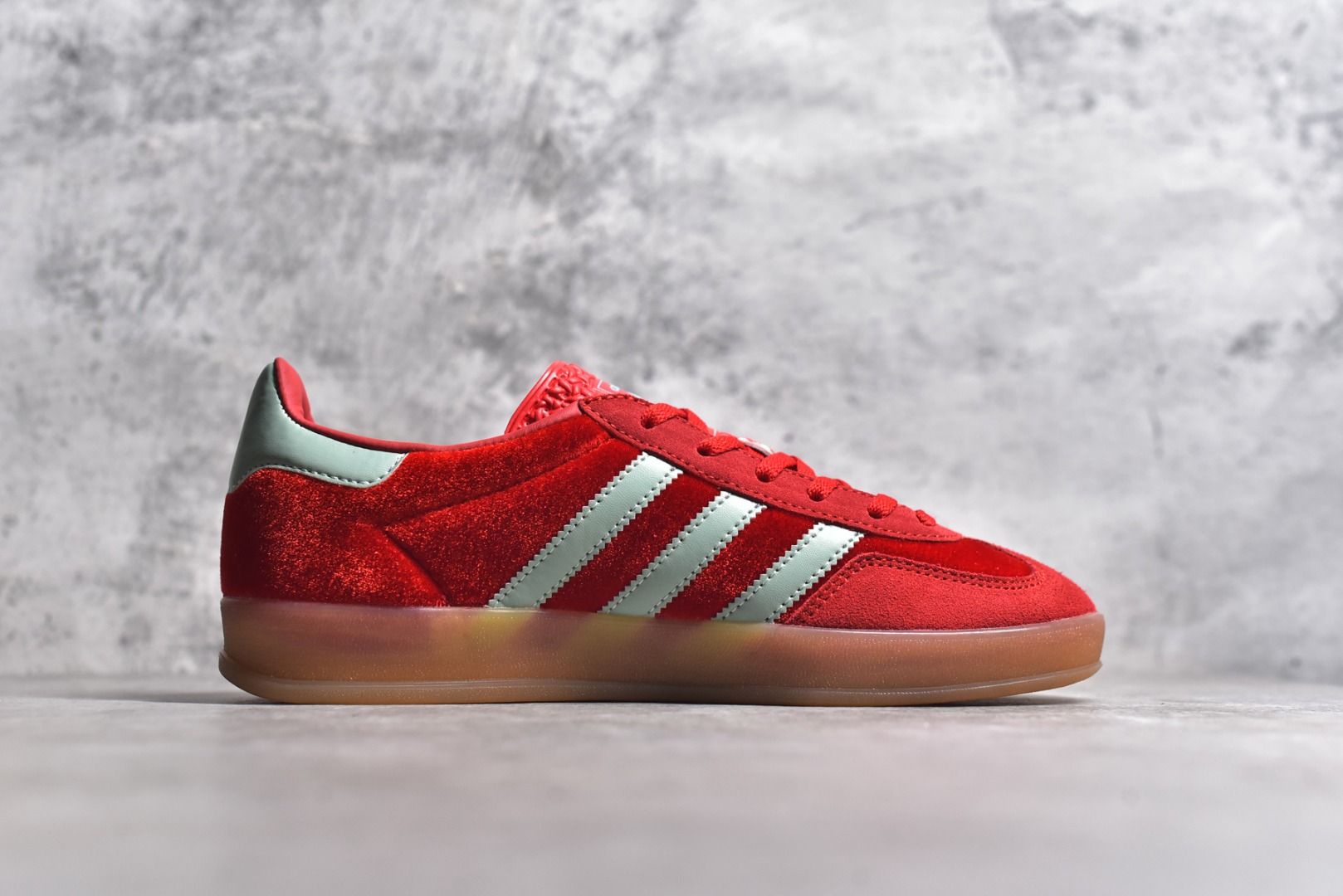 图片[3]-#S版纯原 AD Original Gazelle Indoor Trainers 瞪羚室内鞋系列低帮复古百搭休闲运动德训风板鞋 IG6786 高端零售特供批次 原厂定制长毛翻毛皮组合环保纤维革鞋面材质 内置环保海玻璃鞋垫 外置RB橡胶大底 产品品控稳定性领先行业 原厂全套原楦原纸板冲刀磨具开发 原厂皮料加持 原厂港宝加持定型后跟R度完美 将复古进行到底 简约流畅 三十年不变经典 这款Gazelle运动鞋 无论面料、配色、质感或设计 都只在重现其1991年原款的经典 皮革鞋面 撞色三条纹和鞋跟标的设计 力求呈现90年代的经典复古风潮 Samba火热的同时 也带动了其它的复古鞋型 Gazelle便是其中一只 Gazelle Indoor拥有包边更宽的T字型鞋头 更好的保护运动员的前掌 浓浓的复古氛围感 非常适合现在流行的Cleanfit风格 尺码：36 36.5 37.5 38 38.5 39 40 40.5 41 42 42.5 43 44 44.5 45 46-选品中心