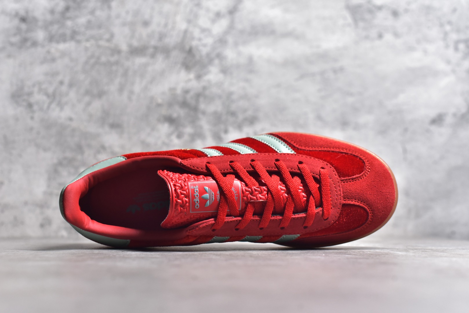 图片[4]-#S版纯原 AD Original Gazelle Indoor Trainers 瞪羚室内鞋系列低帮复古百搭休闲运动德训风板鞋 IG6786 高端零售特供批次 原厂定制长毛翻毛皮组合环保纤维革鞋面材质 内置环保海玻璃鞋垫 外置RB橡胶大底 产品品控稳定性领先行业 原厂全套原楦原纸板冲刀磨具开发 原厂皮料加持 原厂港宝加持定型后跟R度完美 将复古进行到底 简约流畅 三十年不变经典 这款Gazelle运动鞋 无论面料、配色、质感或设计 都只在重现其1991年原款的经典 皮革鞋面 撞色三条纹和鞋跟标的设计 力求呈现90年代的经典复古风潮 Samba火热的同时 也带动了其它的复古鞋型 Gazelle便是其中一只 Gazelle Indoor拥有包边更宽的T字型鞋头 更好的保护运动员的前掌 浓浓的复古氛围感 非常适合现在流行的Cleanfit风格 尺码：36 36.5 37.5 38 38.5 39 40 40.5 41 42 42.5 43 44 44.5 45 46-选品中心